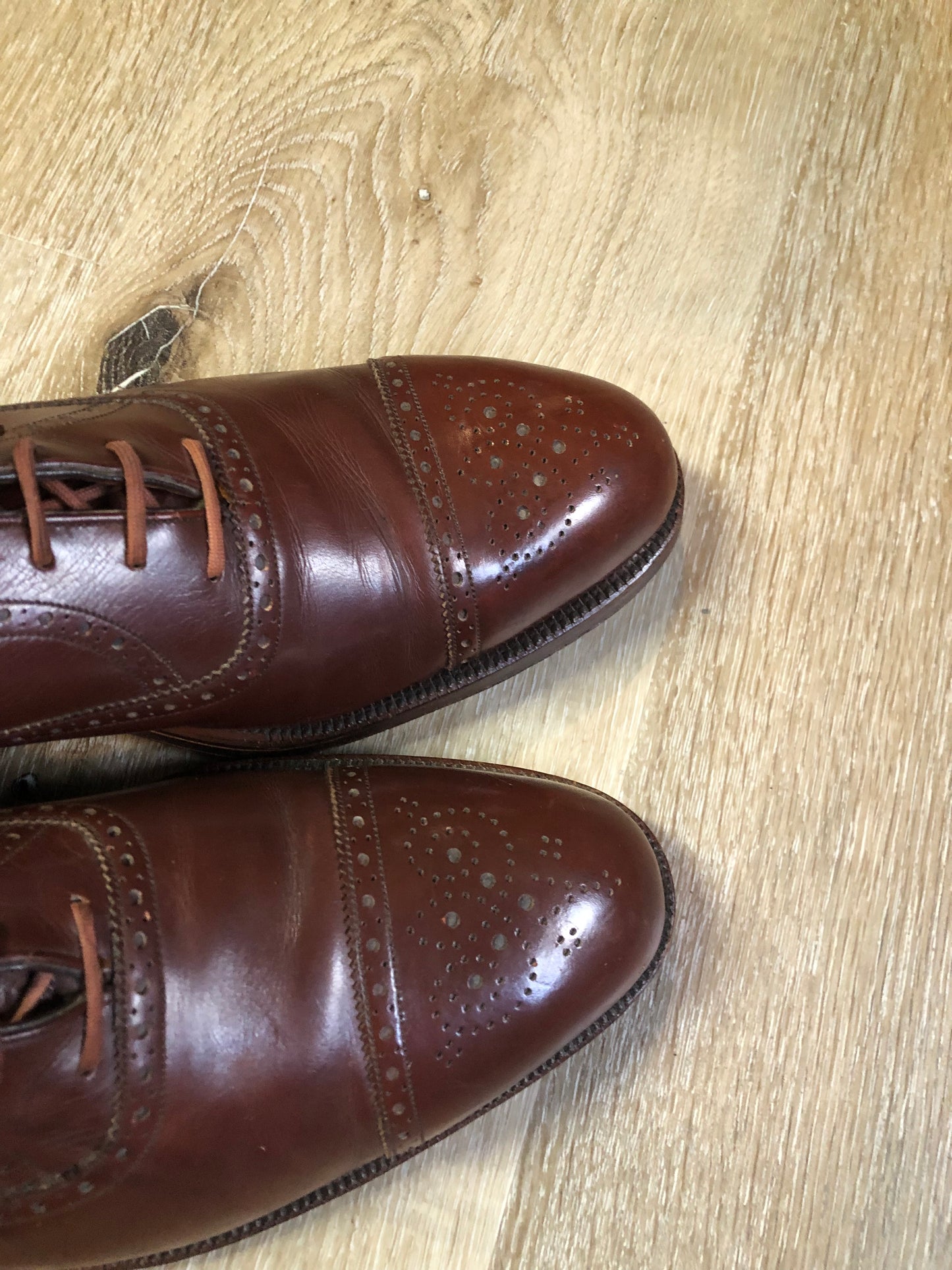 Vintage Sak’s Fifth Avenue brown leather brogue captoe dress shoe with leather sole. Made in Canada. Size 9.5M US/ 43 EUR