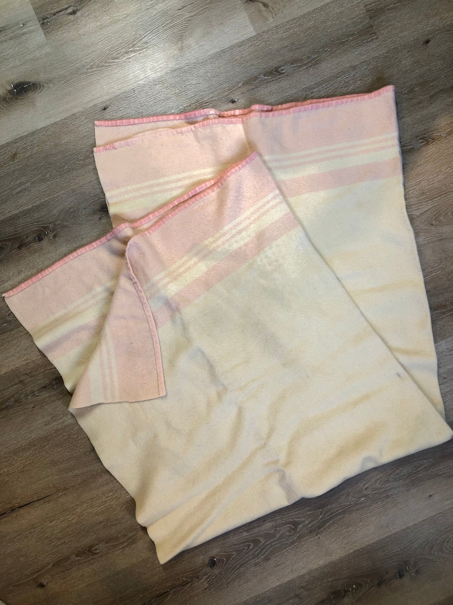 Kingspier Vintage - Vintage Eatonia beige with light pink stripe wool blanket