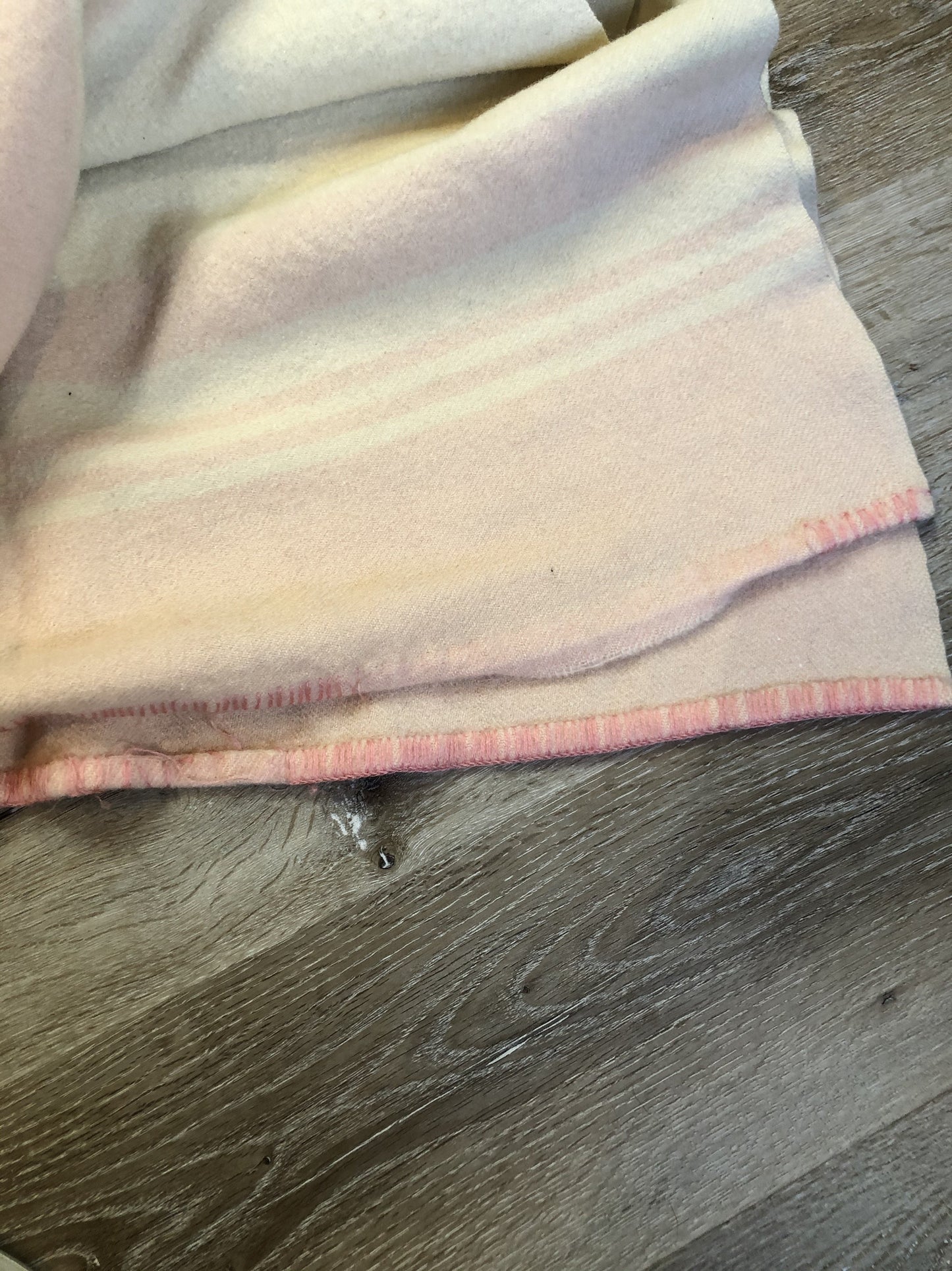 Kingspier Vintage - Vintage Eatonia beige with light pink stripe wool blanket