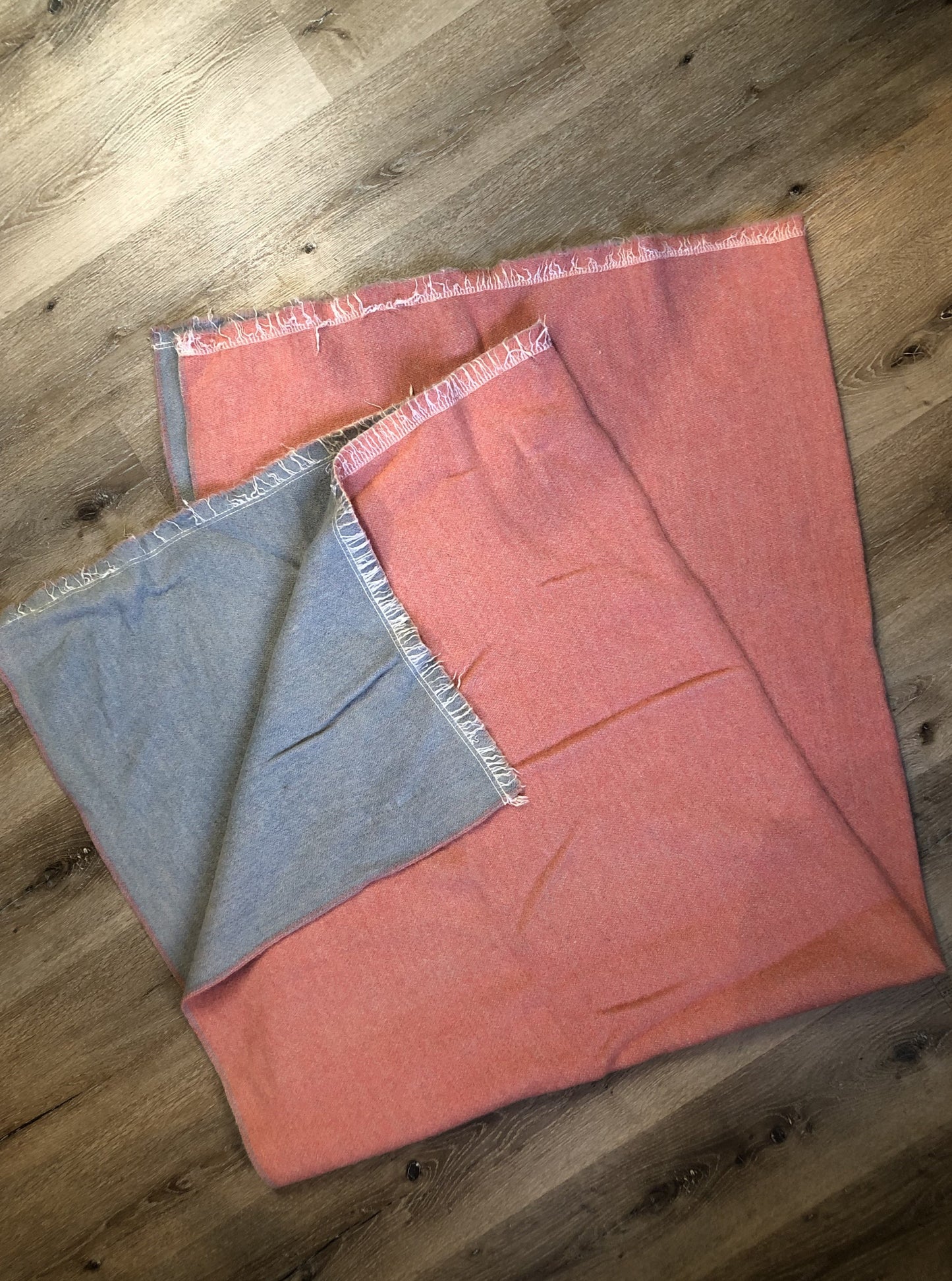 Kingspier Vintage - Vintage reversible blue and pink 100% wool blanket
Length - 72”
Width - 64”
This blanket is in great condition with minor wear, ends are frayed.
