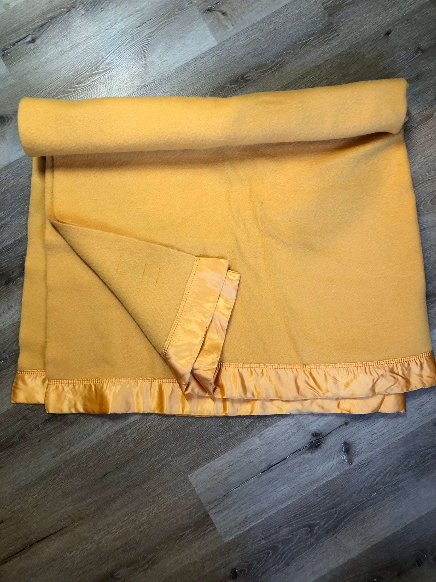Kingspier Vintage - Vintage Kenwood 100% virgin wool blanket with ribbon edges.