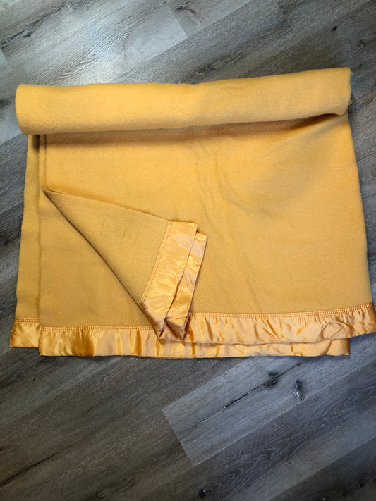 Kingspier Vintage - Vintage Kenwood 100% virgin wool blanket with ribbon edges.