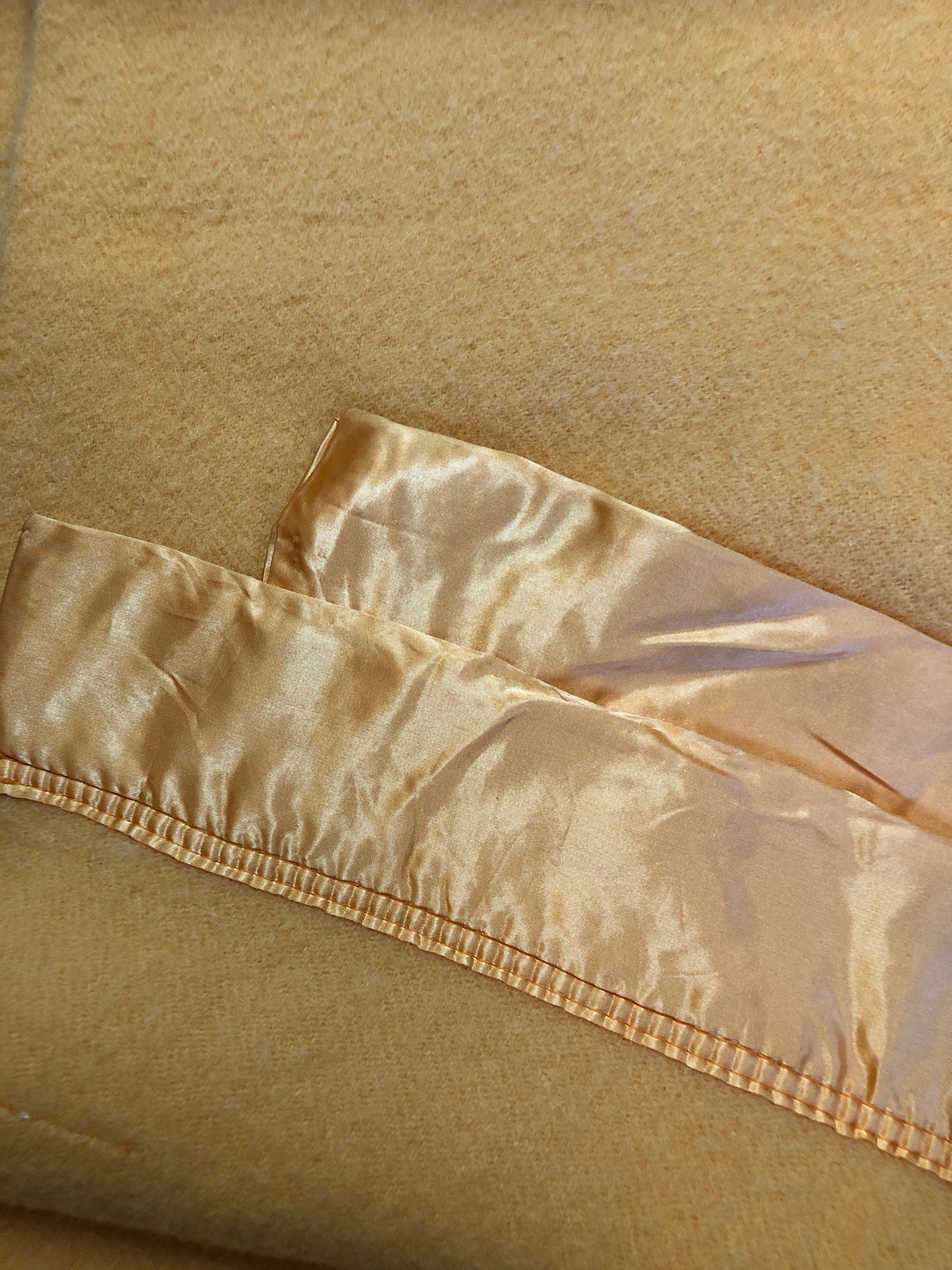 Kingspier Vintage - Vintage Kenwood 100% virgin wool blanket with ribbon edges.