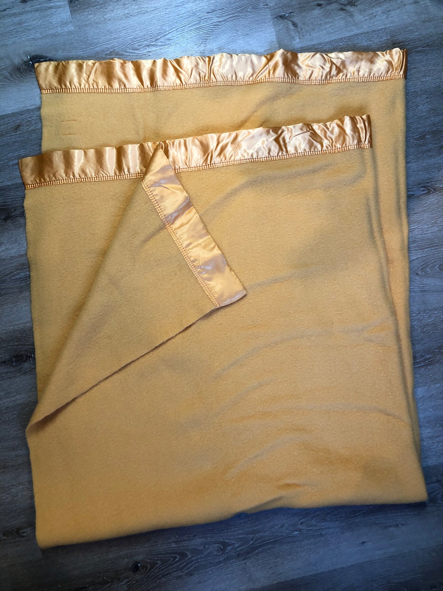 Kingspier Vintage - Vintage Kenwood 100% virgin wool blanket with ribbon edges.