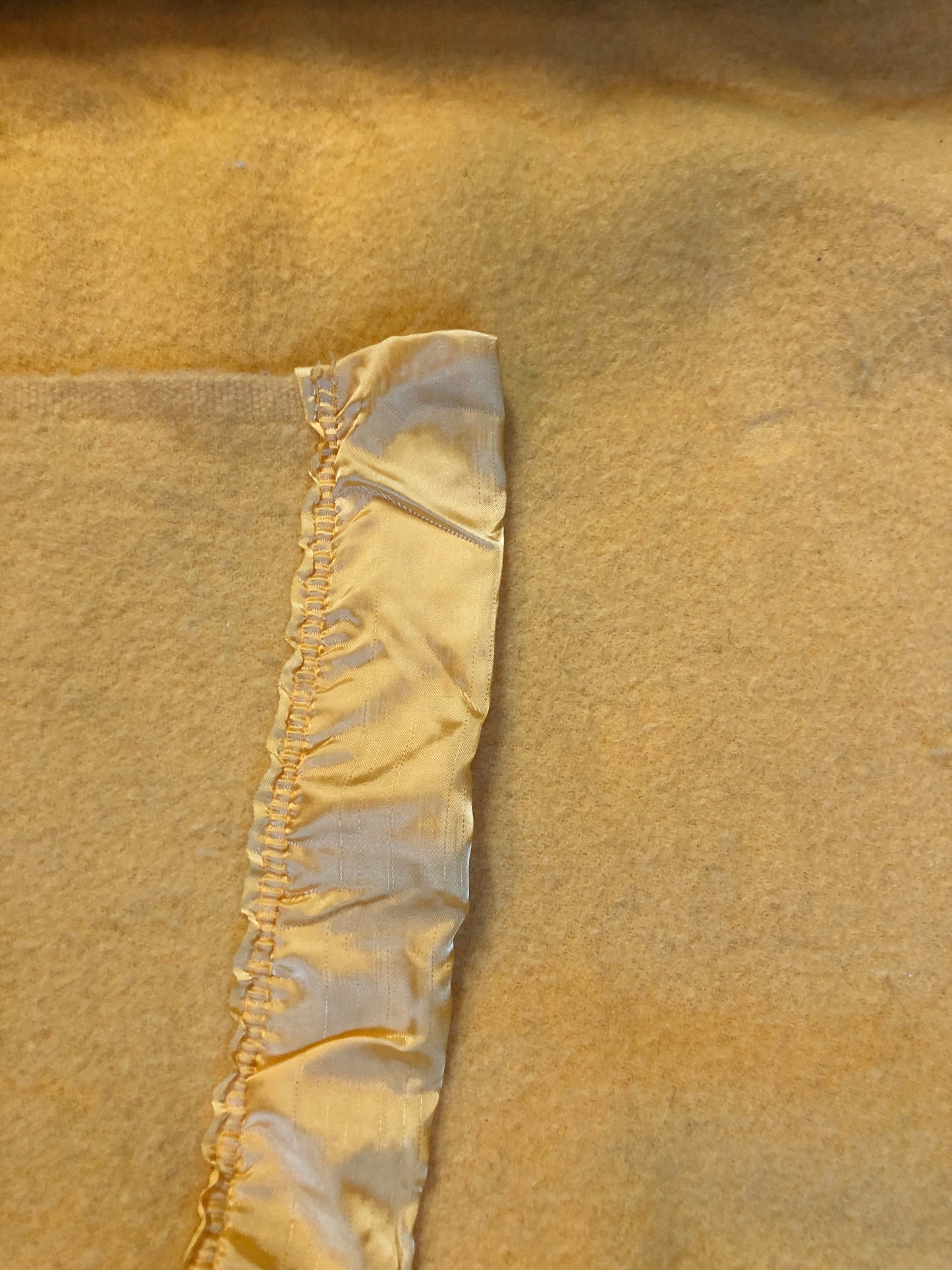 Kingspier Vintage - Vintage Kenwood 100% virgin wool blanket with ribbon edges.