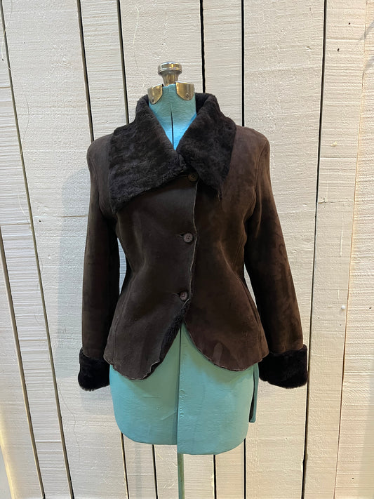 Vintage Cardon brown shearling jacket with two front pockets and button closures.
Made in Argentina
Size 38”