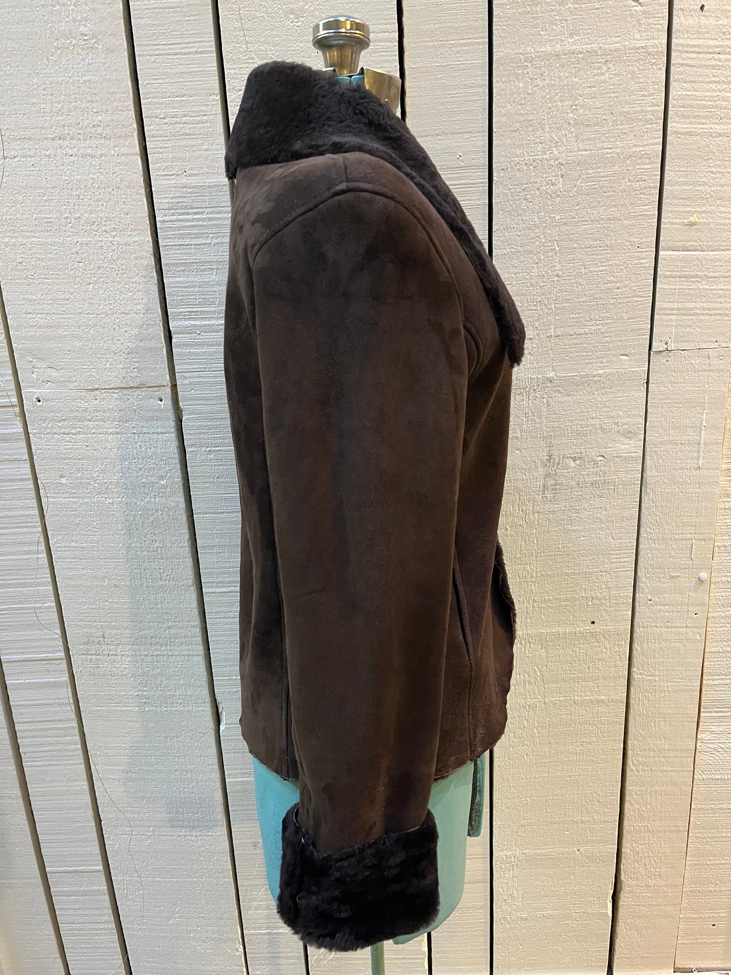 Vintage Cardon brown shearling jacket with two front pockets and button closures.
Made in Argentina
Size 38”