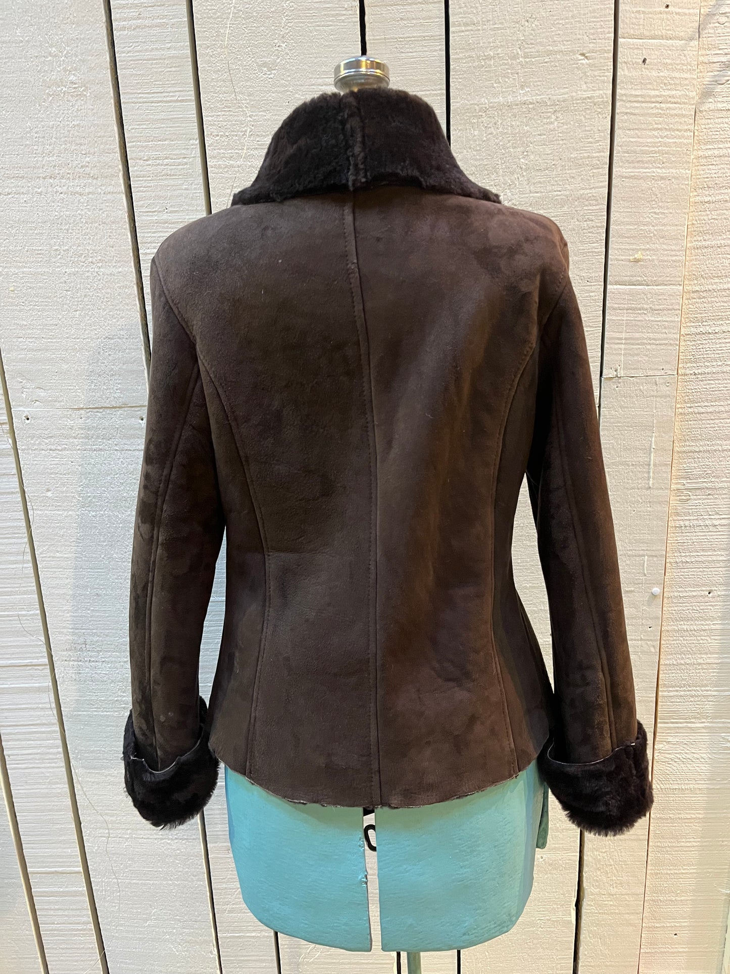 Vintage Cardon brown shearling jacket with two front pockets and button closures.
Made in Argentina
Size 38”