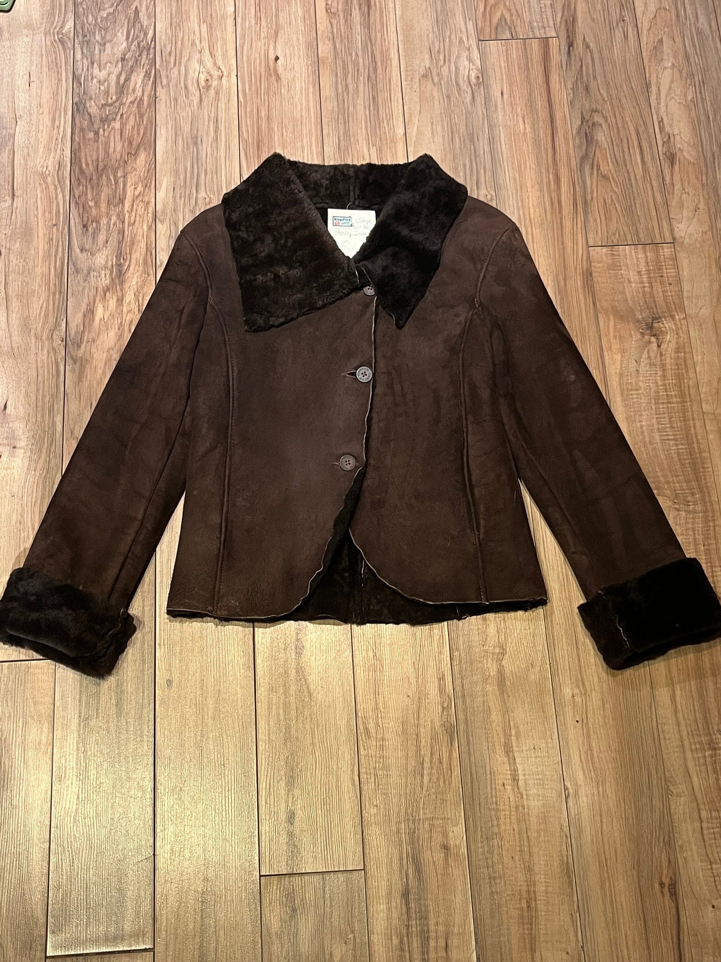 Vintage Cardon brown shearling jacket with two front pockets and button closures.
Made in Argentina
Size 38”