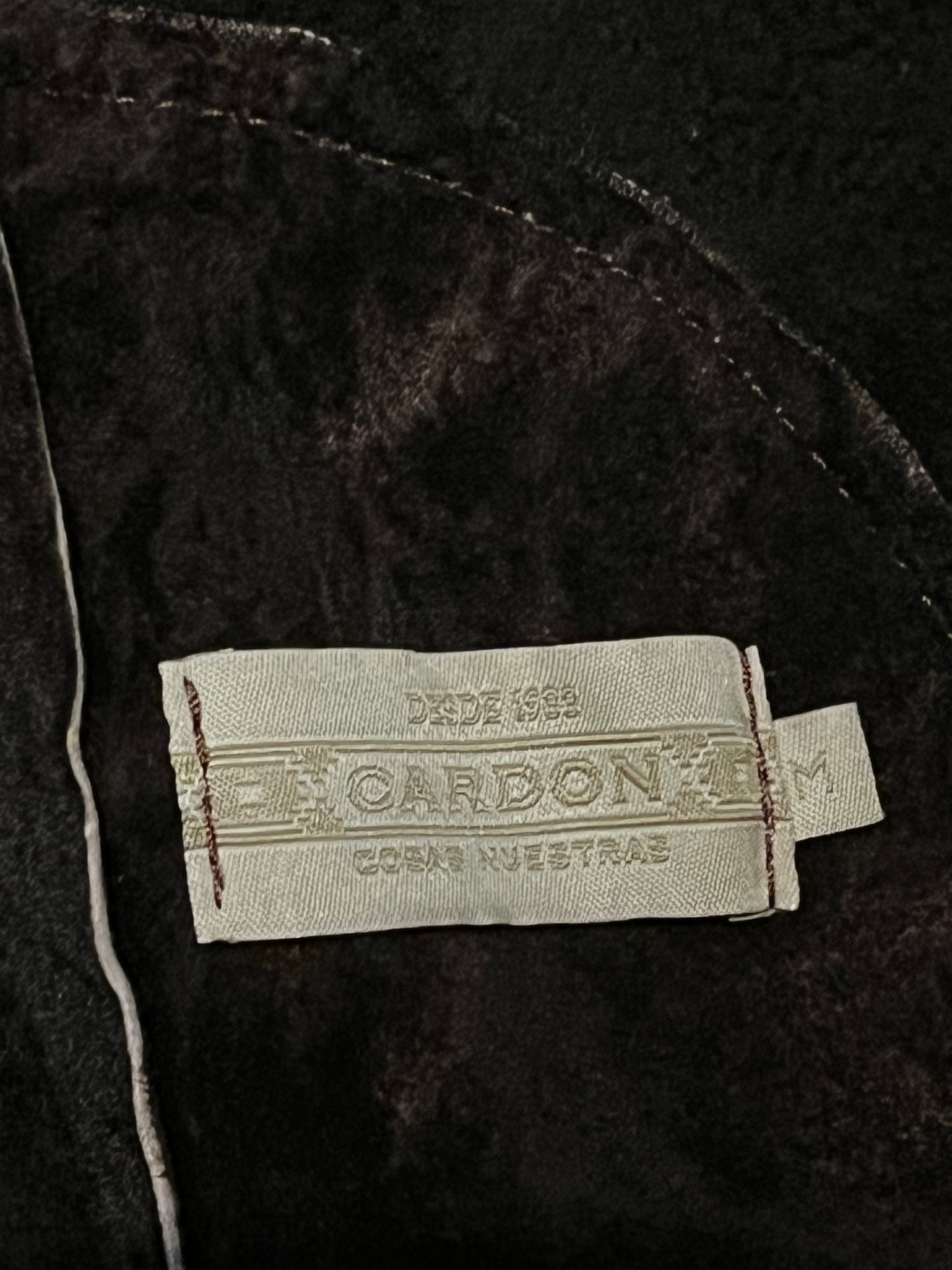 Vintage Cardon brown shearling jacket with two front pockets and button closures.
Made in Argentina
Size 38”