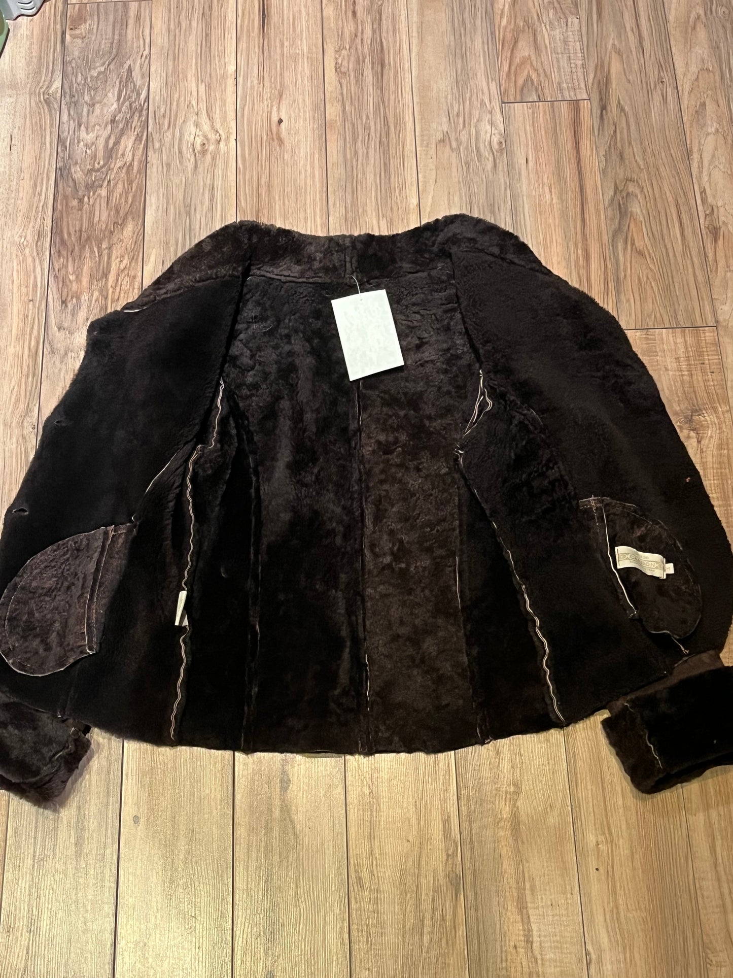 Vintage Cardon brown shearling jacket with two front pockets and button closures.
Made in Argentina
Size 38”