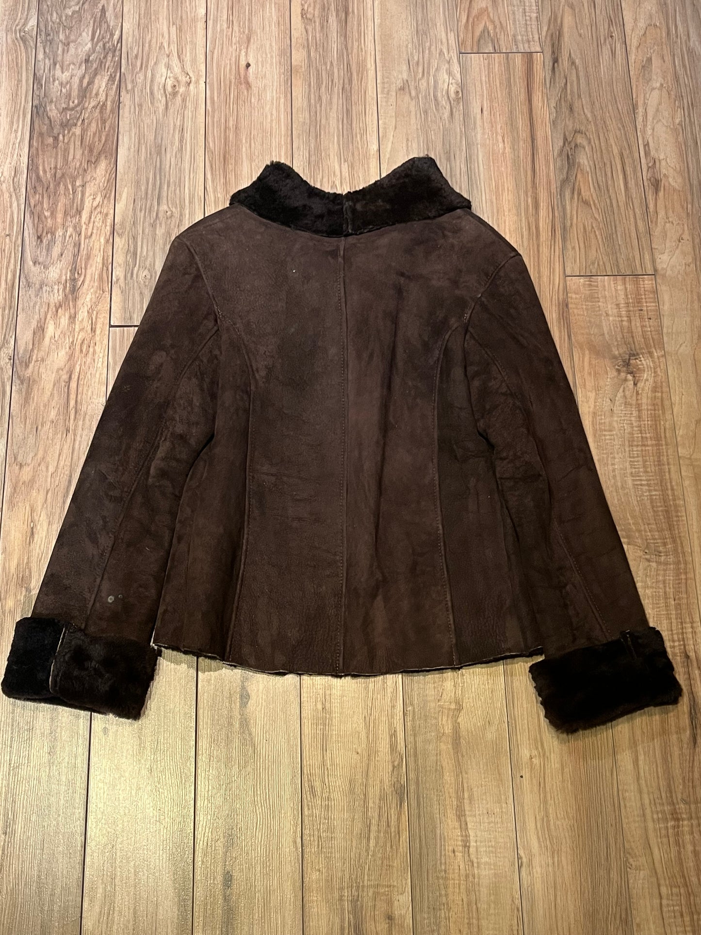 Vintage Cardon brown shearling jacket with two front pockets and button closures.
Made in Argentina
Size 38”