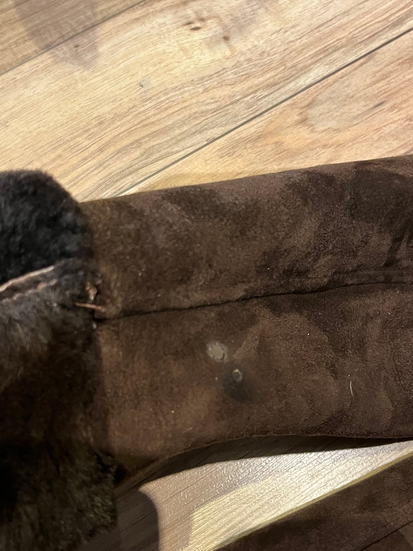 Vintage Cardon brown shearling jacket with two front pockets and button closures.
Made in Argentina
Size 38”