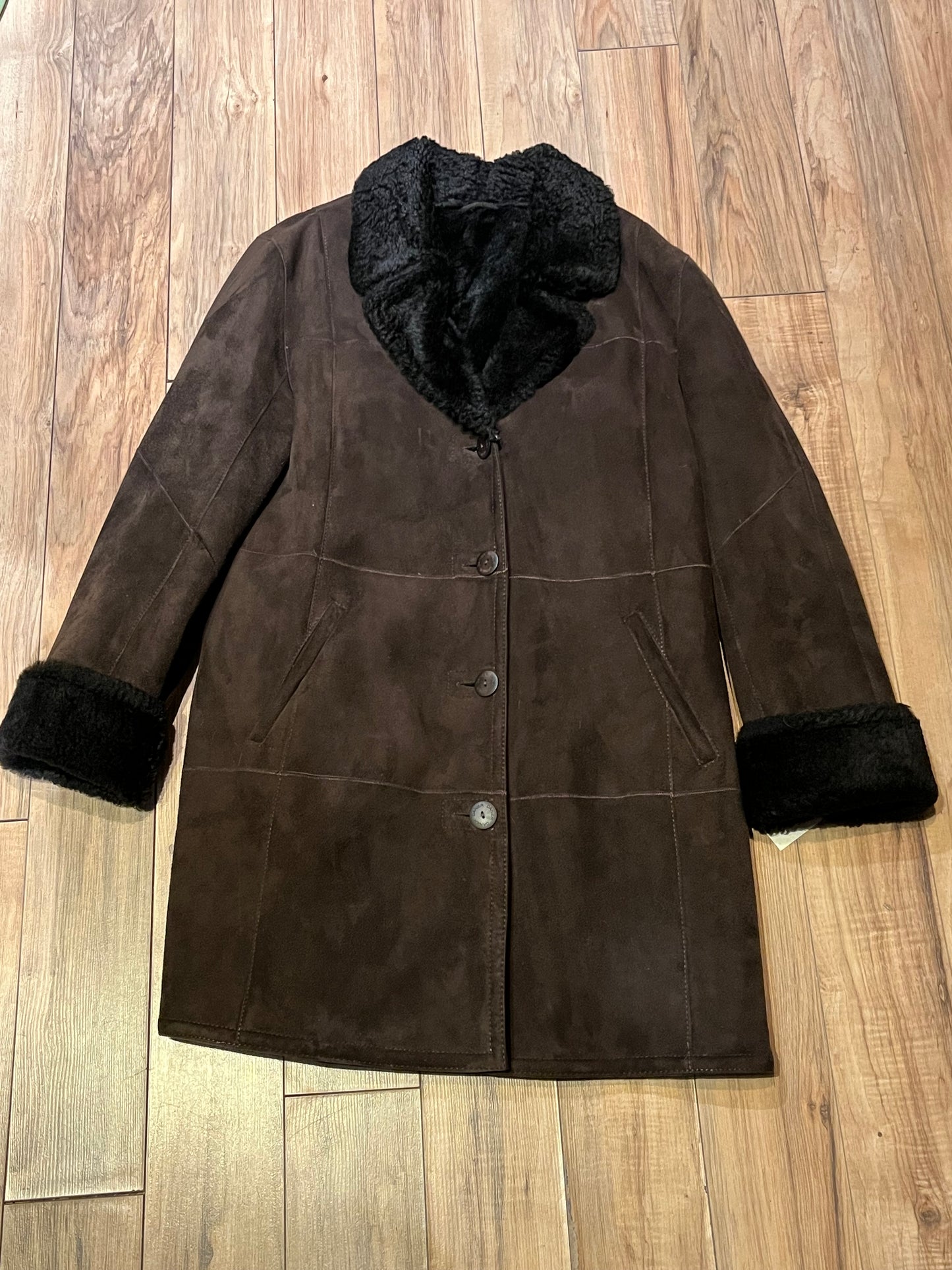 Vintage Danier brown shearling coat with button closures and two front pockets.
Size Small