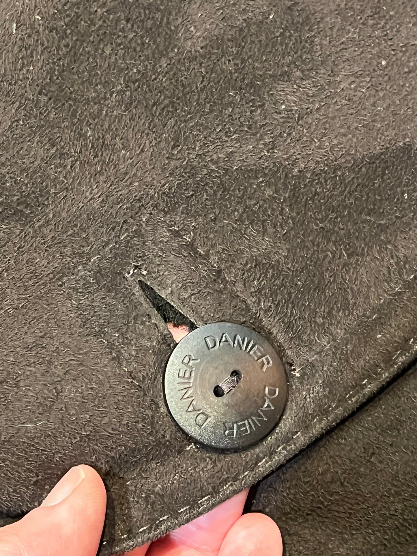 Vintage Danier brown shearling coat with button closures and two front pockets.
Size Small