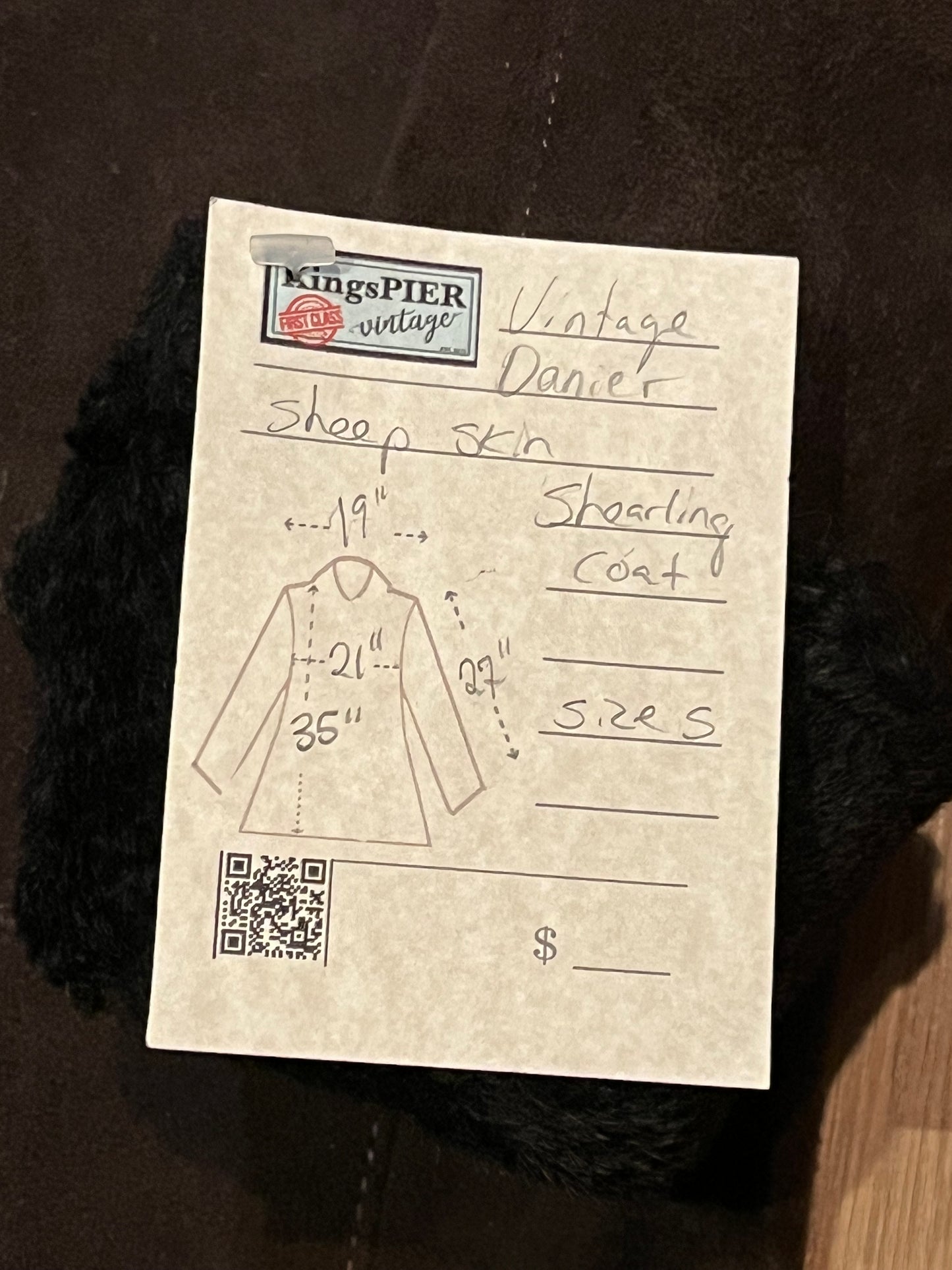 Vintage Danier brown shearling coat with button closures and two front pockets.
Size Small