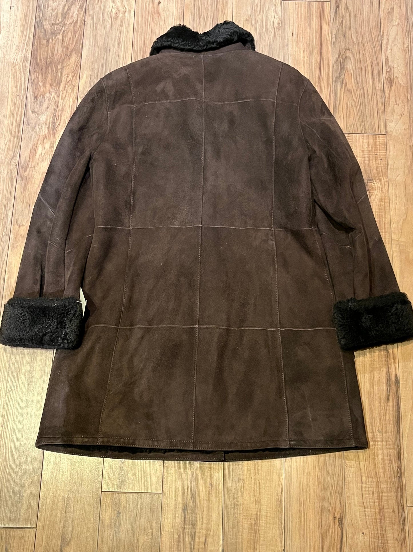 Vintage Danier brown shearling coat with button closures and two front pockets.
Size Small
