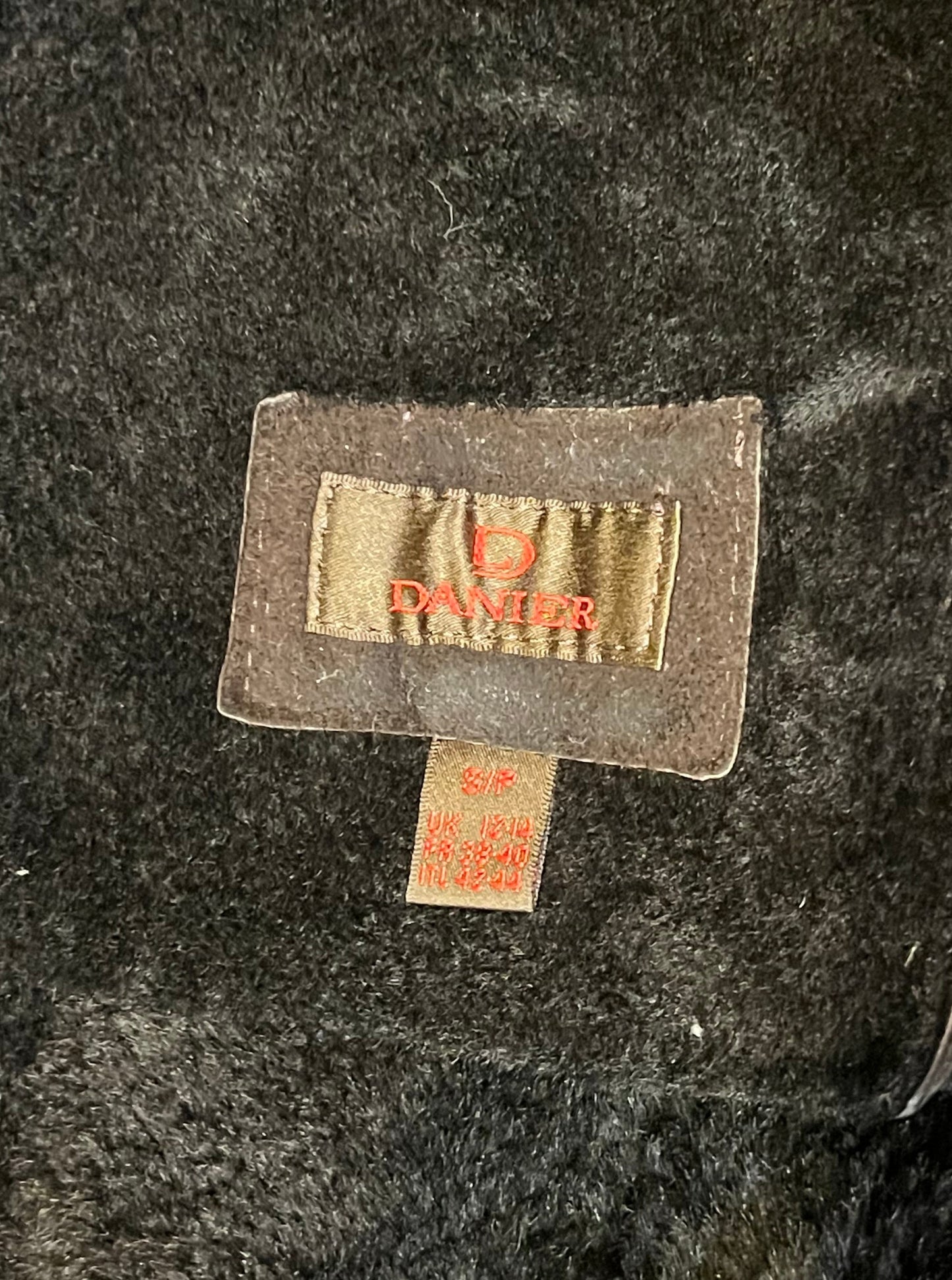 Vintage Danier brown shearling coat with button closures and two front pockets.
Size Small