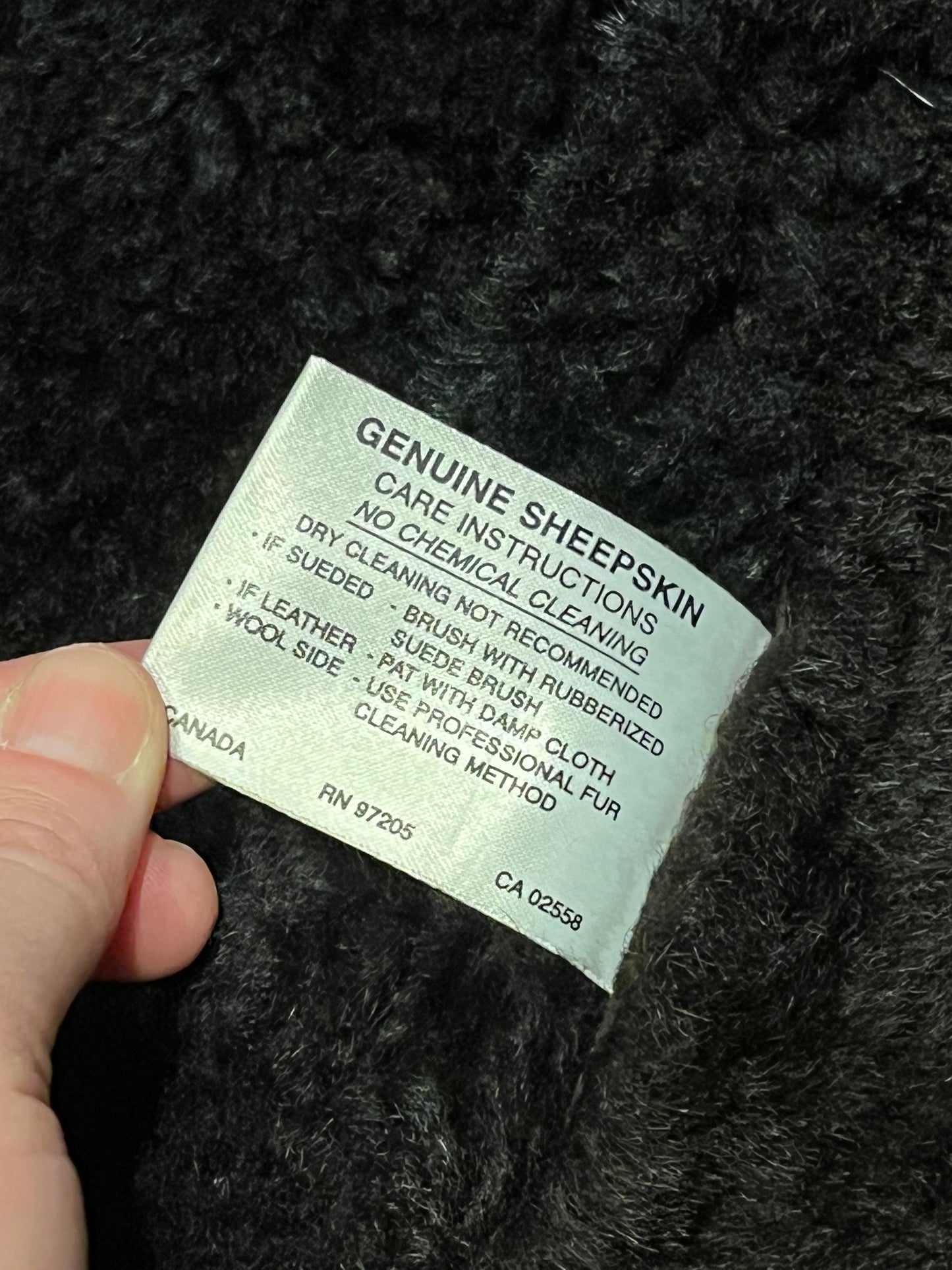 Vintage Danier brown shearling coat with button closures and two front pockets.
Size Small