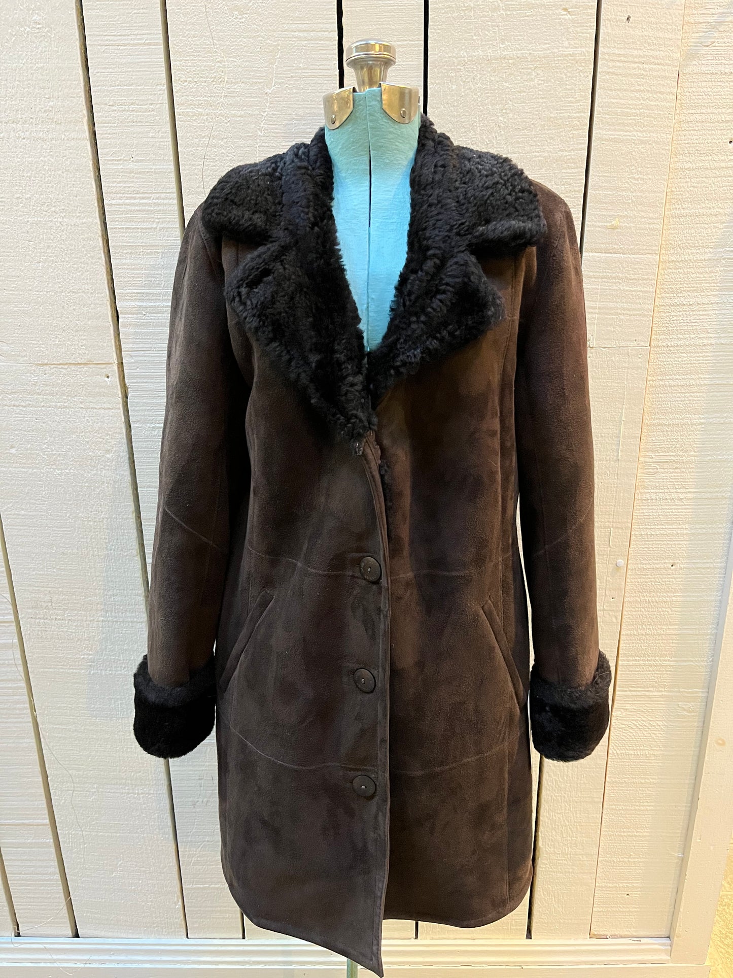 Vintage Danier brown shearling coat with button closures and two front pockets.
Size Small