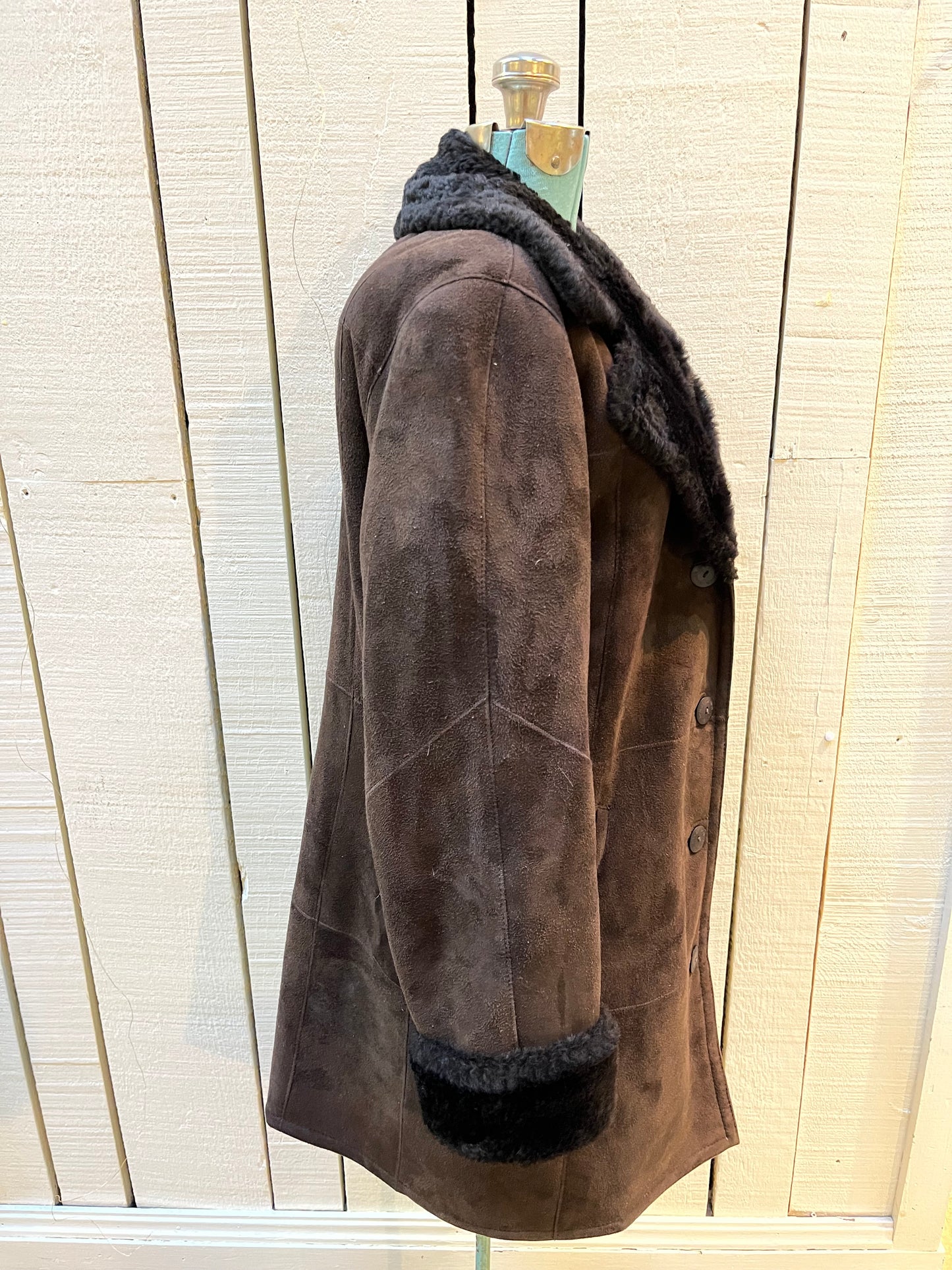 Vintage Danier brown shearling coat with button closures and two front pockets.
Size Small
