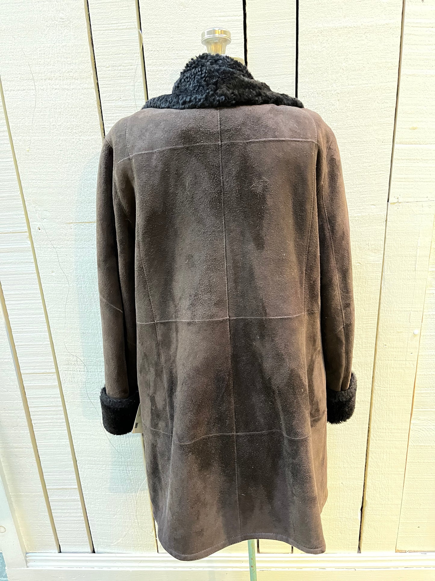 Vintage Danier brown shearling coat with button closures and two front pockets.
Size Small