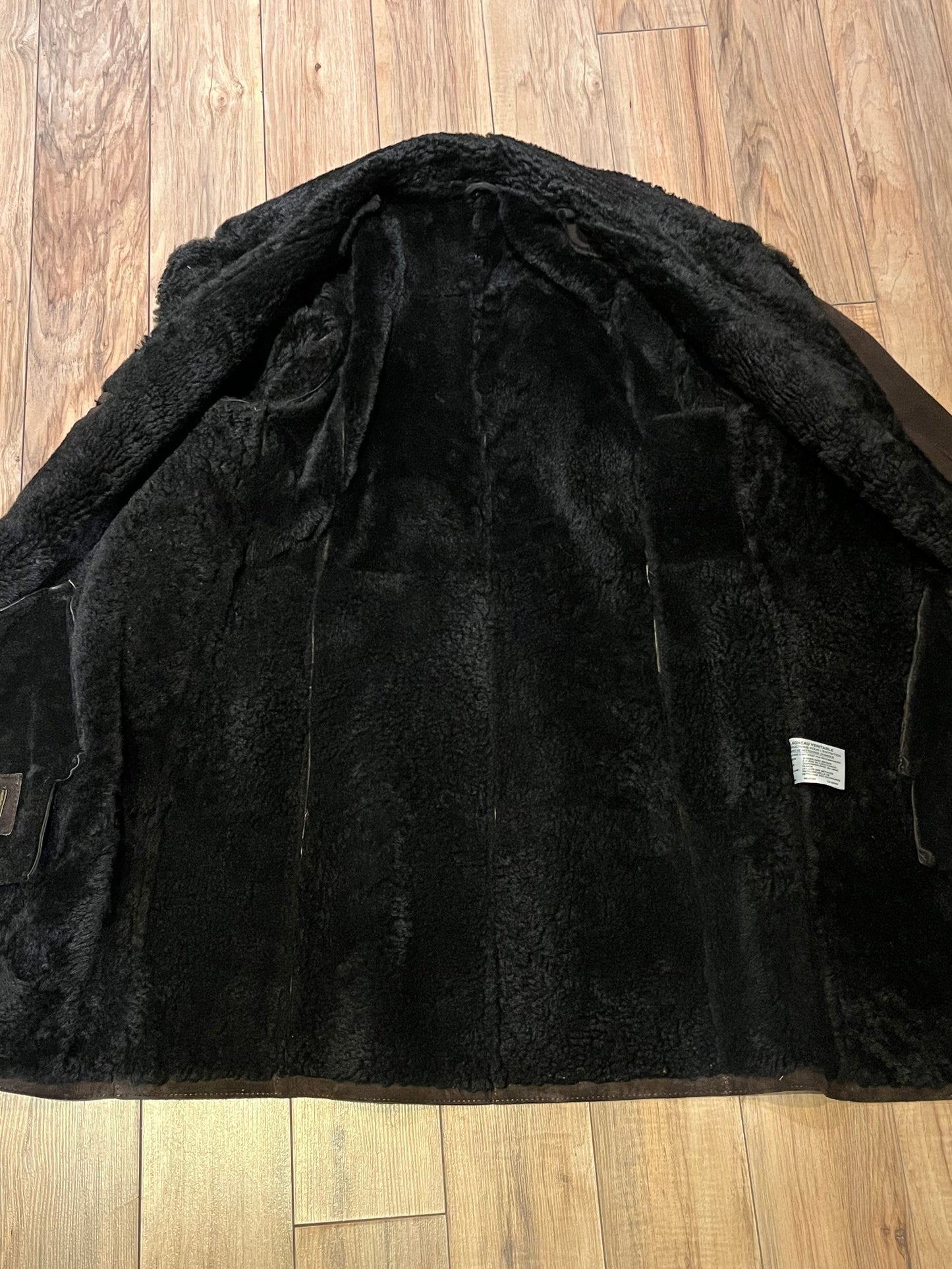 Vintage Danier brown shearling coat with button closures and two front pockets.
Size Small