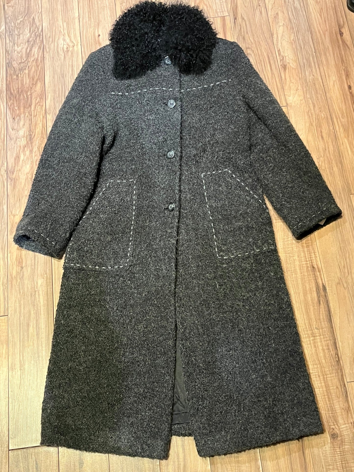Vintage U-Tex Design long grey wool blend (55% wool/ 25% polyester/ 20% nylon) coat with button closures, two front patch pockets and removable mongolian wool style collar.
Made in Moldova