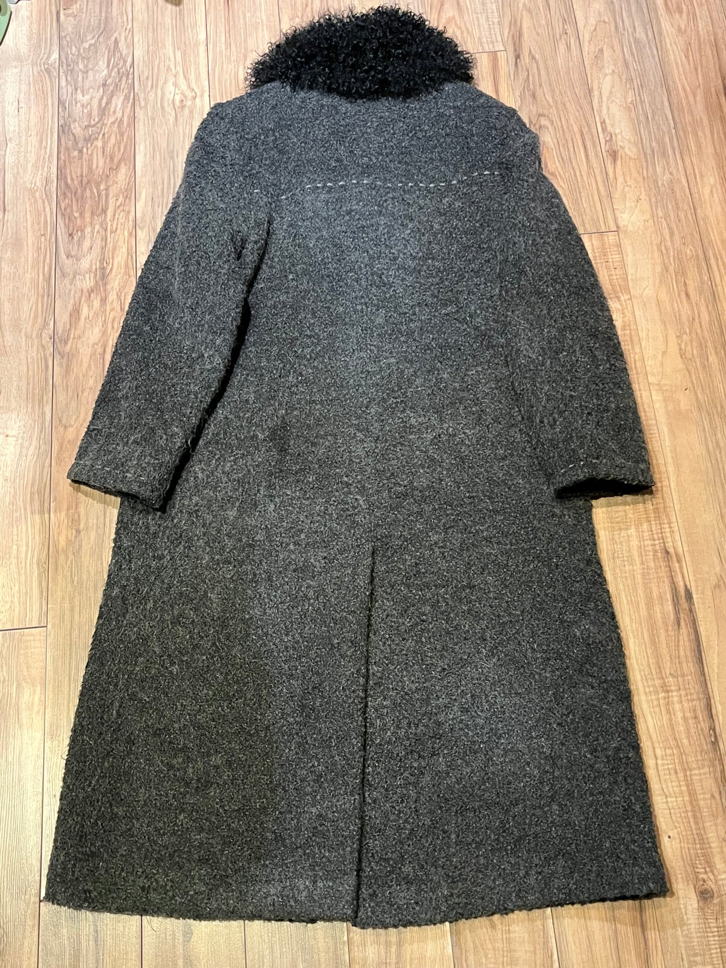 Vintage U-Tex Design long grey wool blend (55% wool/ 25% polyester/ 20% nylon) coat with button closures, two front patch pockets and removable mongolian wool style collar.
Made in Moldova