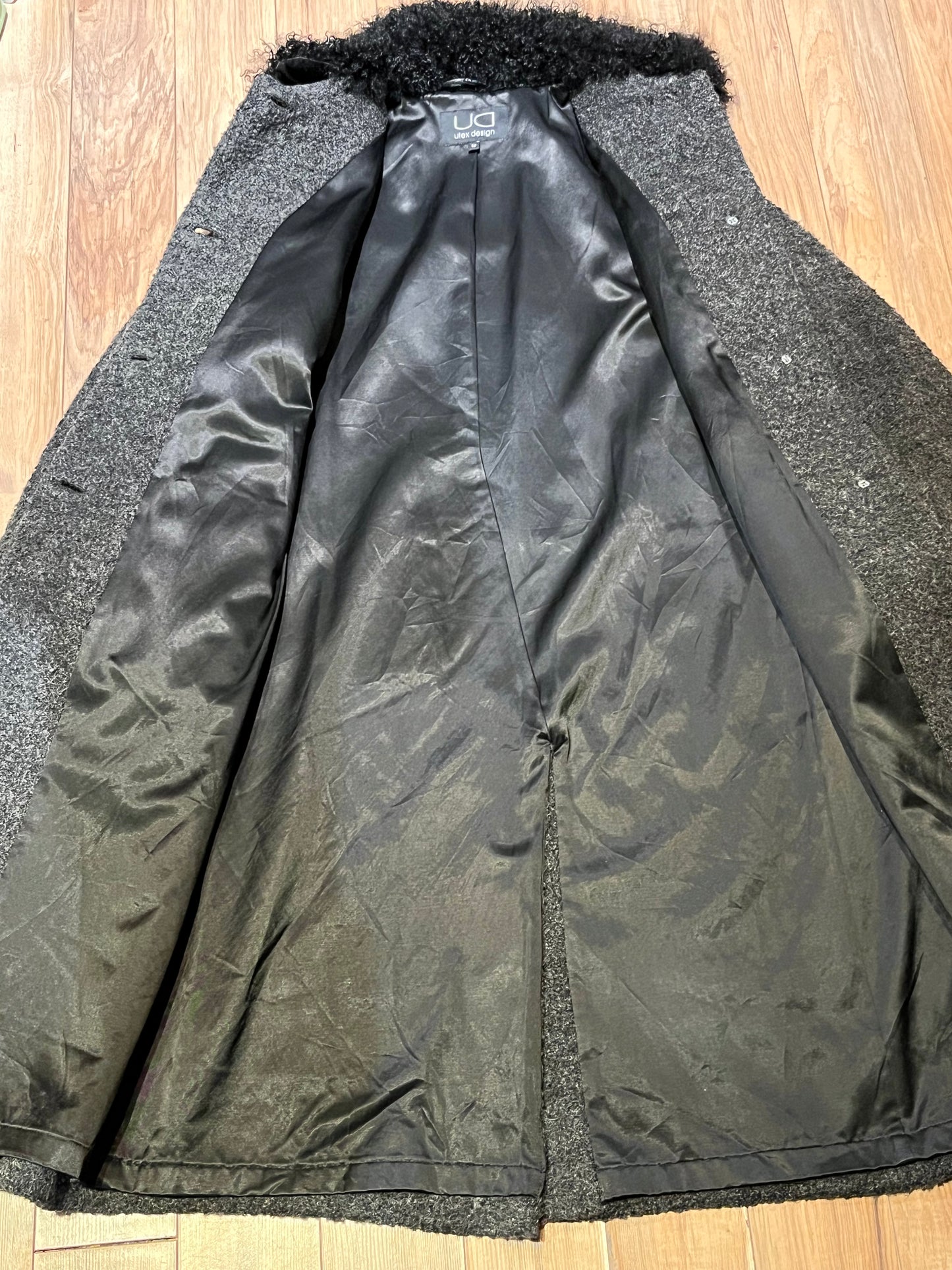 Vintage U-Tex Design long grey wool blend (55% wool/ 25% polyester/ 20% nylon) coat with button closures, two front patch pockets and removable mongolian wool style collar.
Made in Moldova