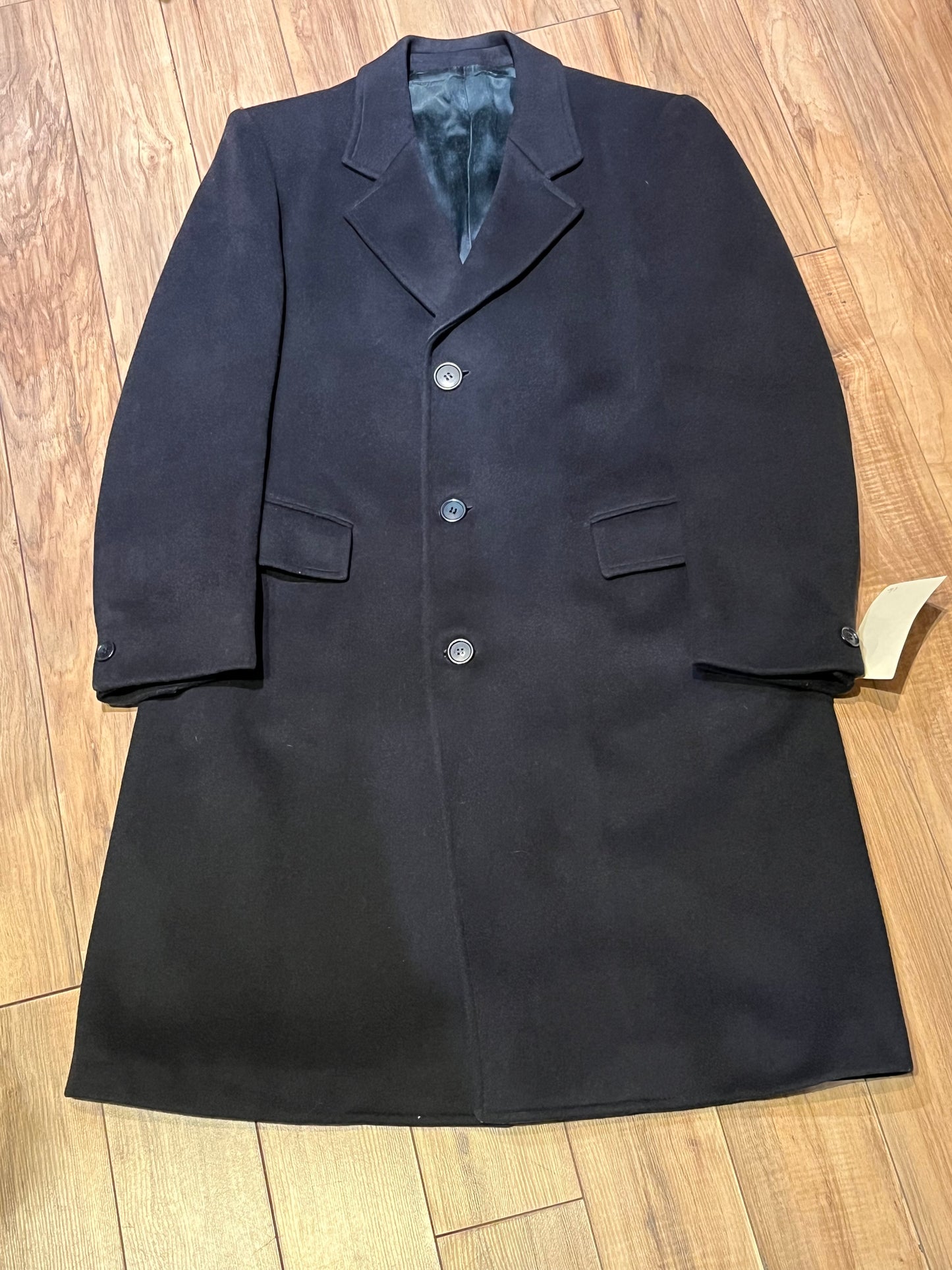 Vintage Leishman grey wool blend (70% wool/ cashmere 15%/ nylon coat with button closures, two front flap pockets and two inside pockets.
Size 40