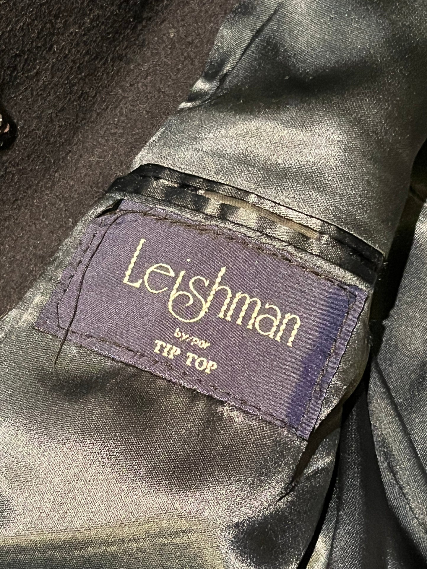 Vintage Leishman grey wool blend (70% wool/ cashmere 15%/ nylon coat with button closures, two front flap pockets and two inside pockets.
Size 40