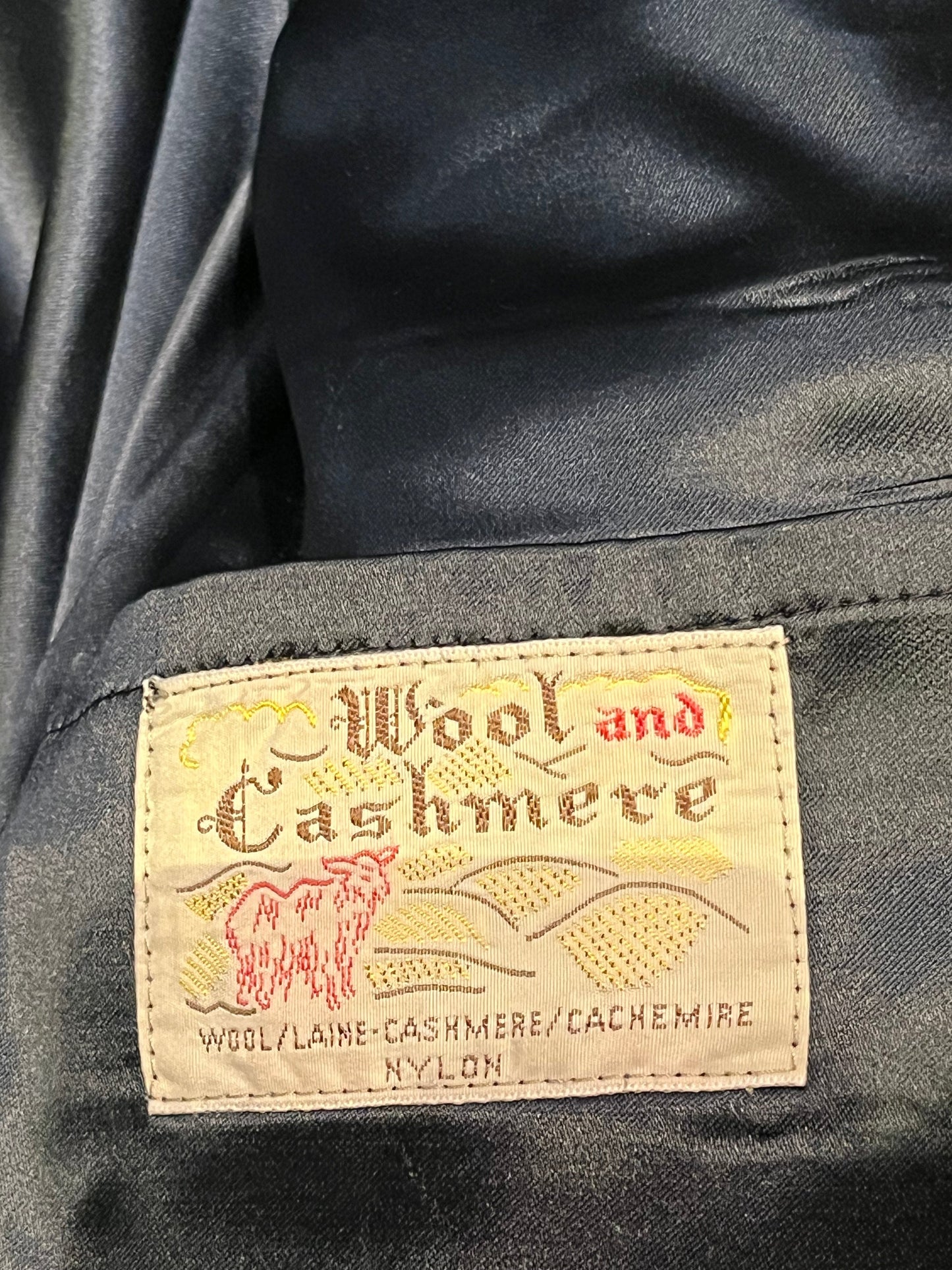 Vintage Leishman grey wool blend (70% wool/ cashmere 15%/ nylon coat with button closures, two front flap pockets and two inside pockets.
Size 40