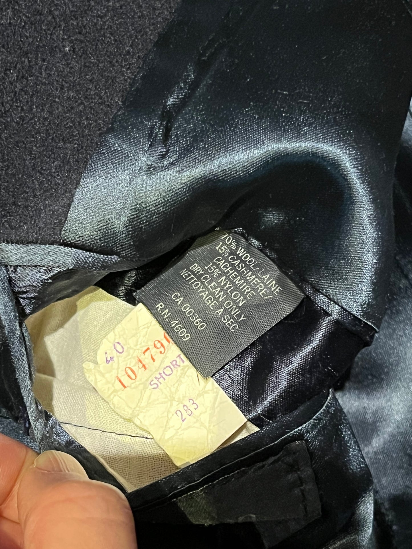 Vintage Leishman grey wool blend (70% wool/ cashmere 15%/ nylon coat with button closures, two front flap pockets and two inside pockets.
Size 40