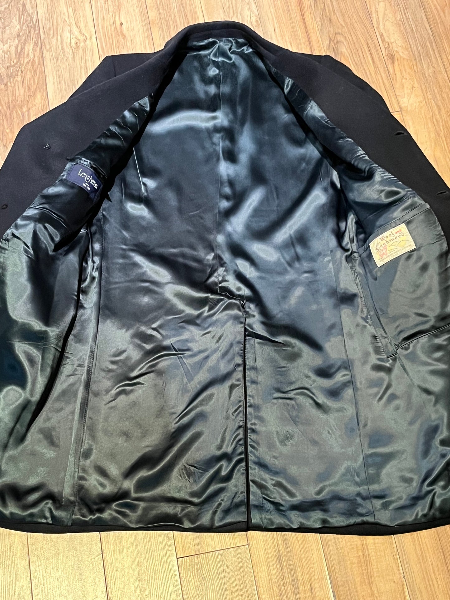 Vintage Leishman grey wool blend (70% wool/ cashmere 15%/ nylon coat with button closures, two front flap pockets and two inside pockets.
Size 40