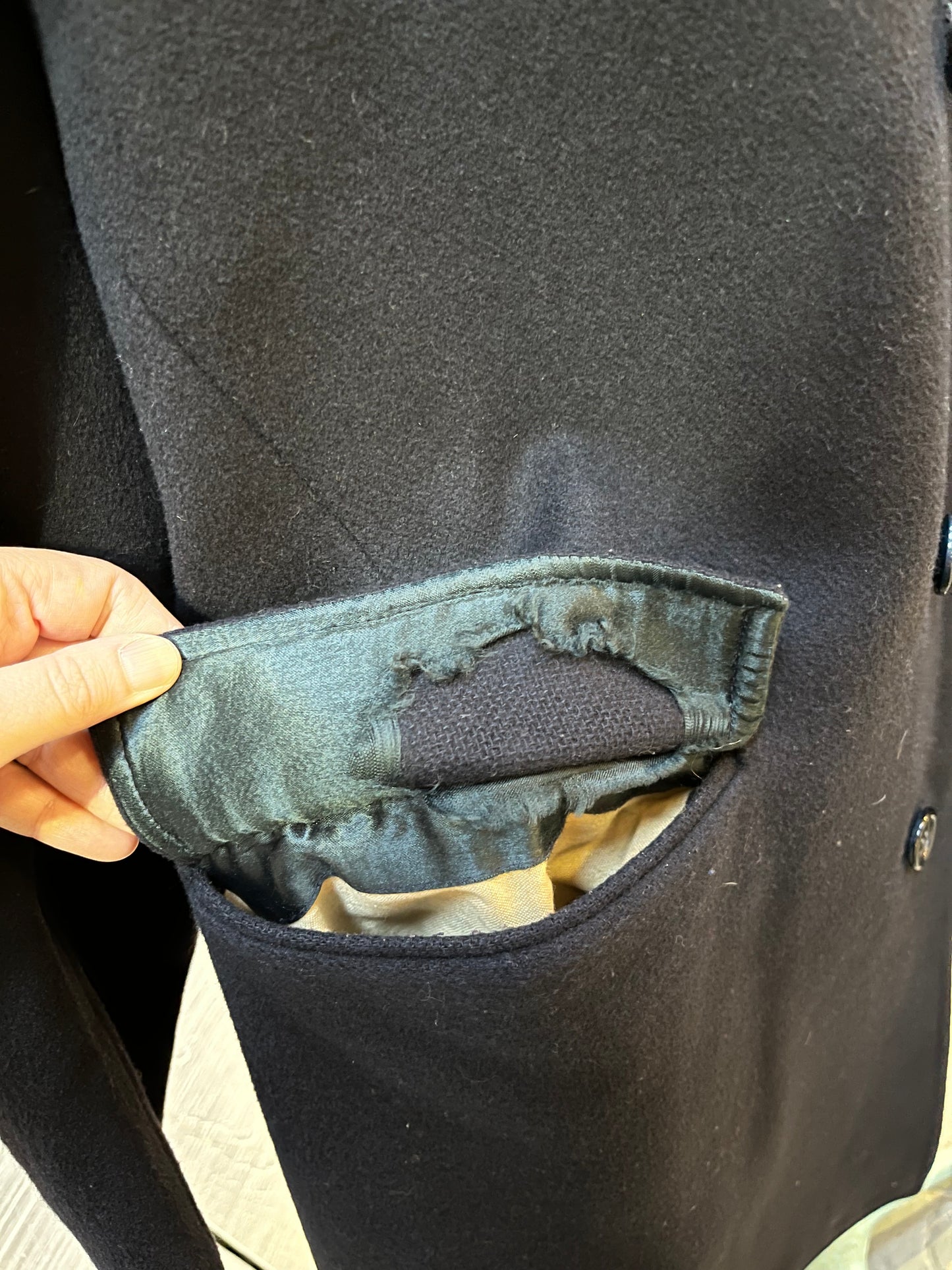 Vintage Leishman grey wool blend (70% wool/ cashmere 15%/ nylon coat with button closures, two front flap pockets and two inside pockets.
Size 40