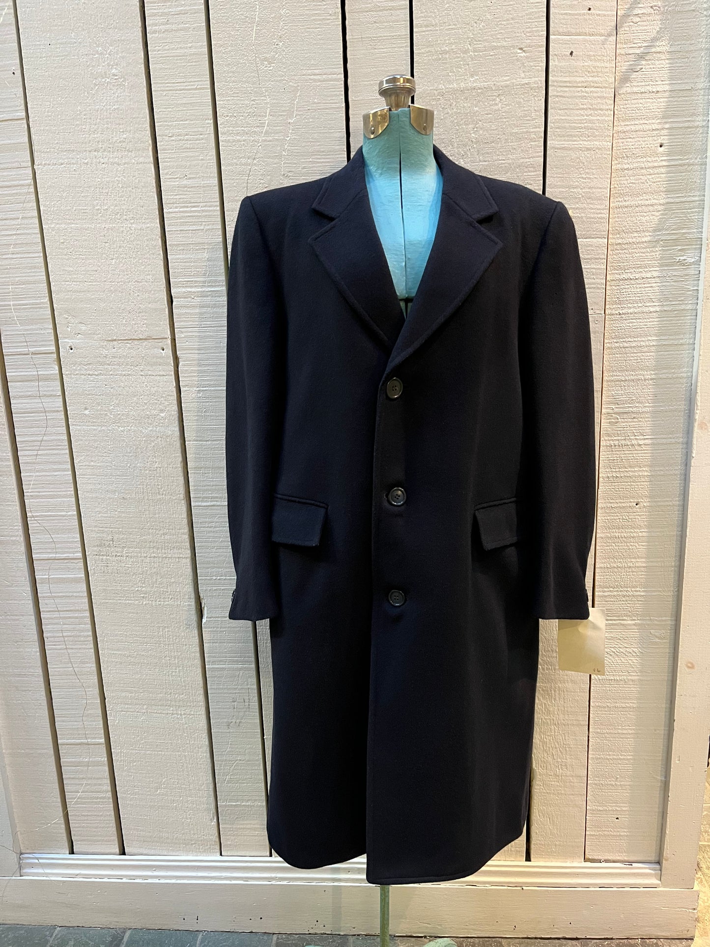 Vintage Leishman grey wool blend (70% wool/ cashmere 15%/ nylon coat with button closures, two front flap pockets and two inside pockets.
Size 40