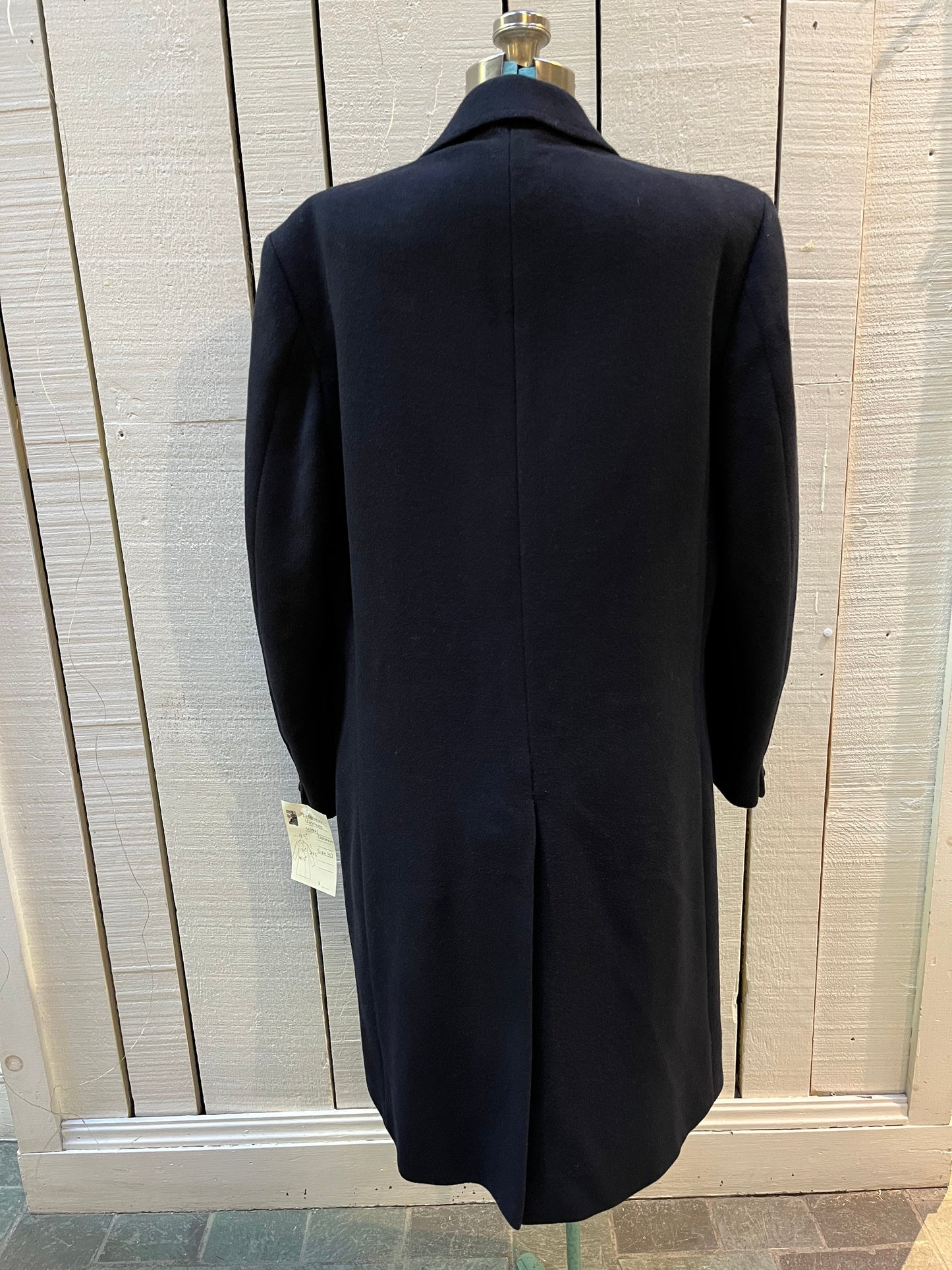 Vintage Leishman grey wool blend (70% wool/ cashmere 15%/ nylon coat with button closures, two front flap pockets and two inside pockets.
Size 40