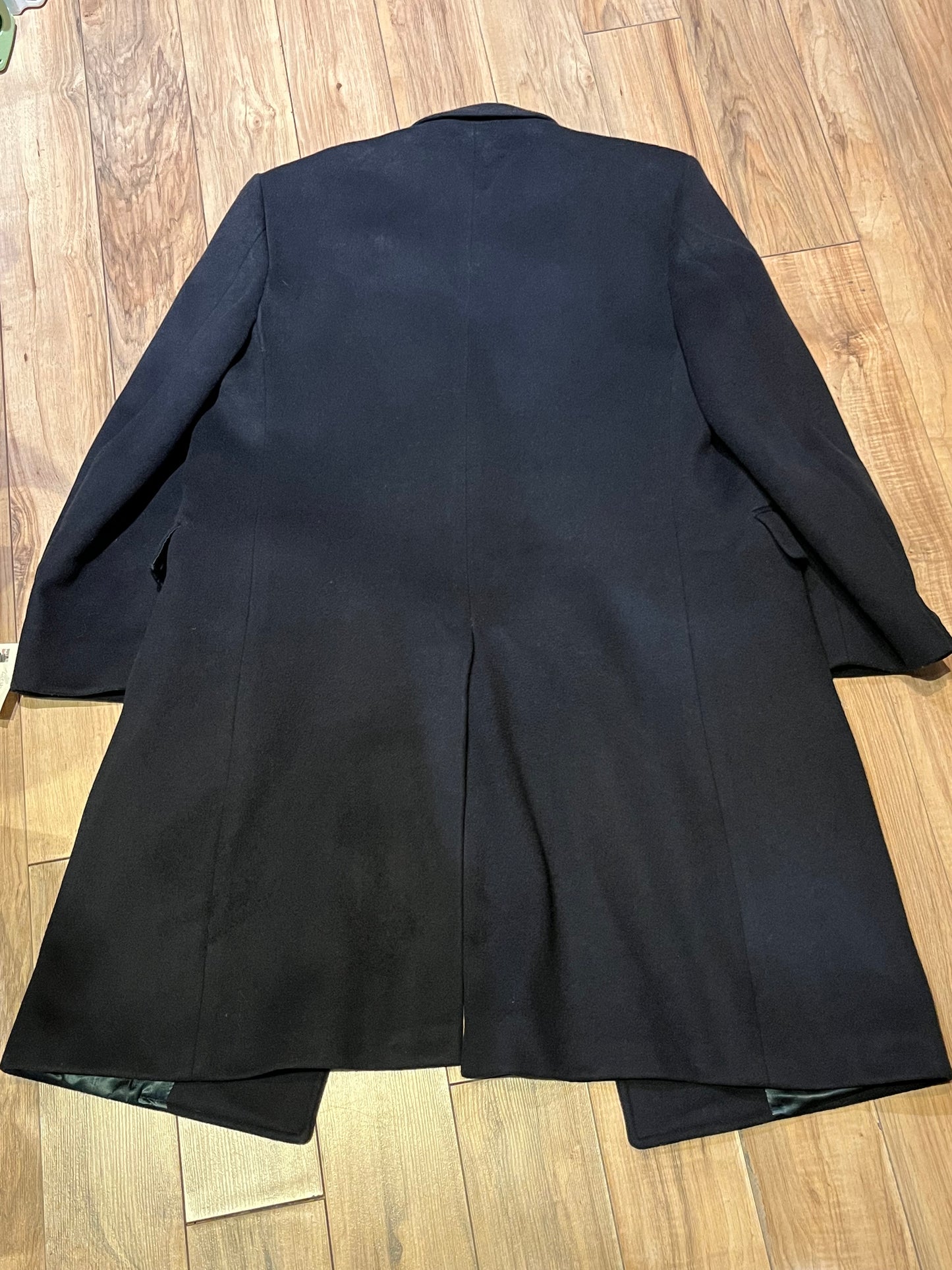 Vintage Leishman grey wool blend (70% wool/ cashmere 15%/ nylon coat with button closures, two front flap pockets and two inside pockets.
Size 40