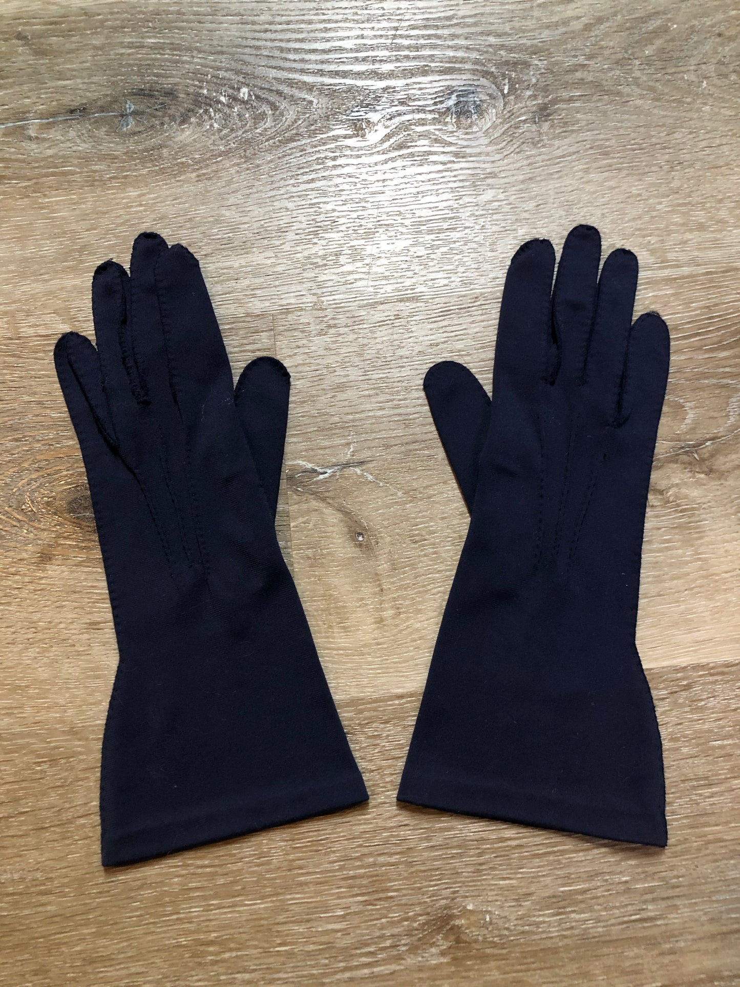Kingspier Vintage - Vintage navy blue lightweight gloves with raised stitching. Synthetic blend fabric. Size small women’s.