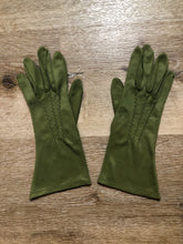 Load image into Gallery viewer, Kingspier Vintage - Vintage olive green lightweight gloves with decorative stitching. Synthetic blend fabric has a bit of stretch. Size small/ 7 womens.

