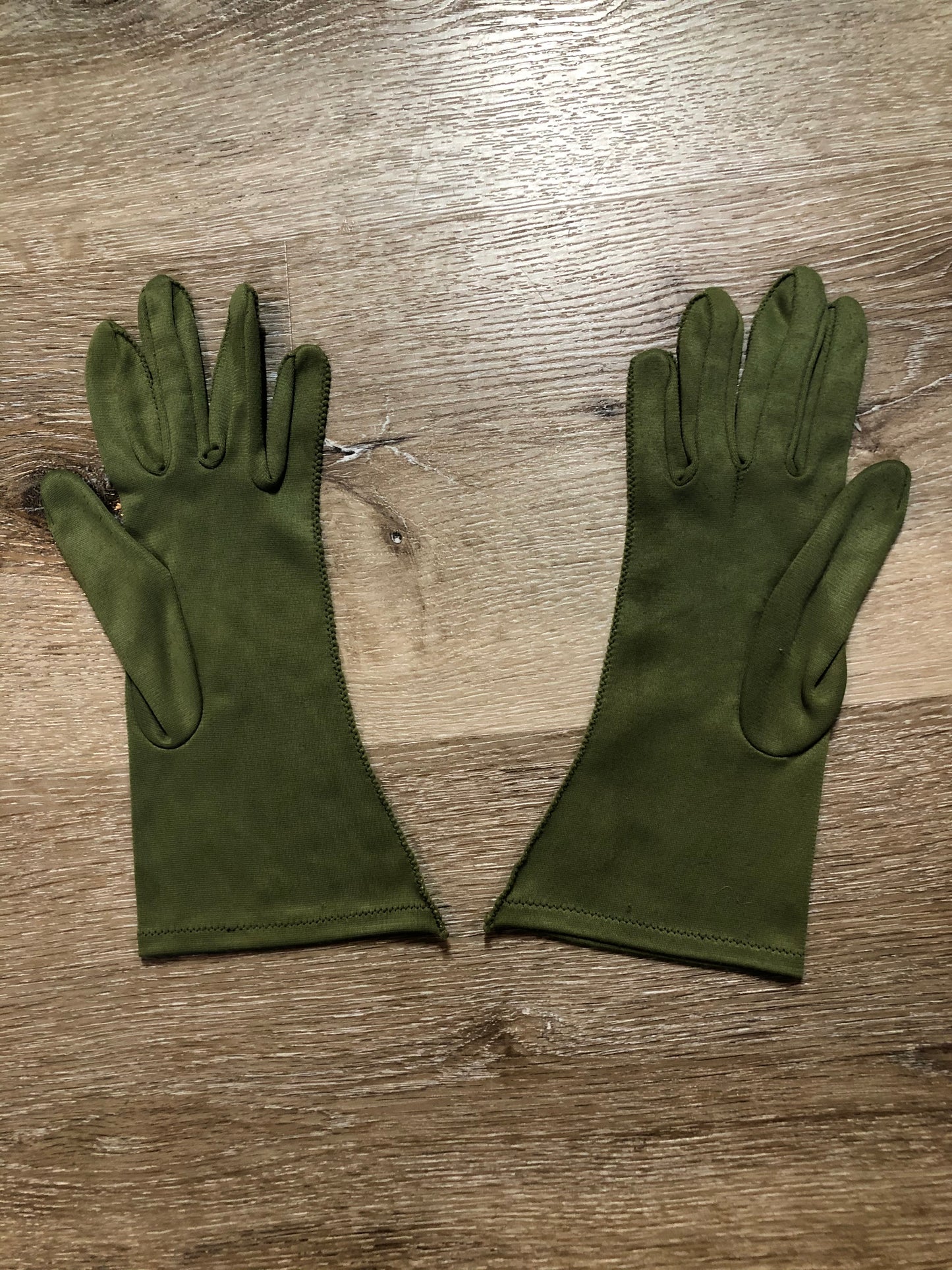 Kingspier Vintage - Vintage olive green lightweight gloves with decorative stitching. Synthetic blend fabric has a bit of stretch. Size small/ 7 womens.