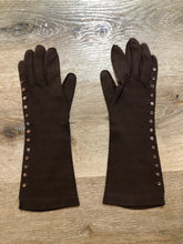 Load image into Gallery viewer, Kingspier Vintage - Vintage dark brown lightweight gloves with brown iridescent buttons running down the side. Size small/ 7 womens.
