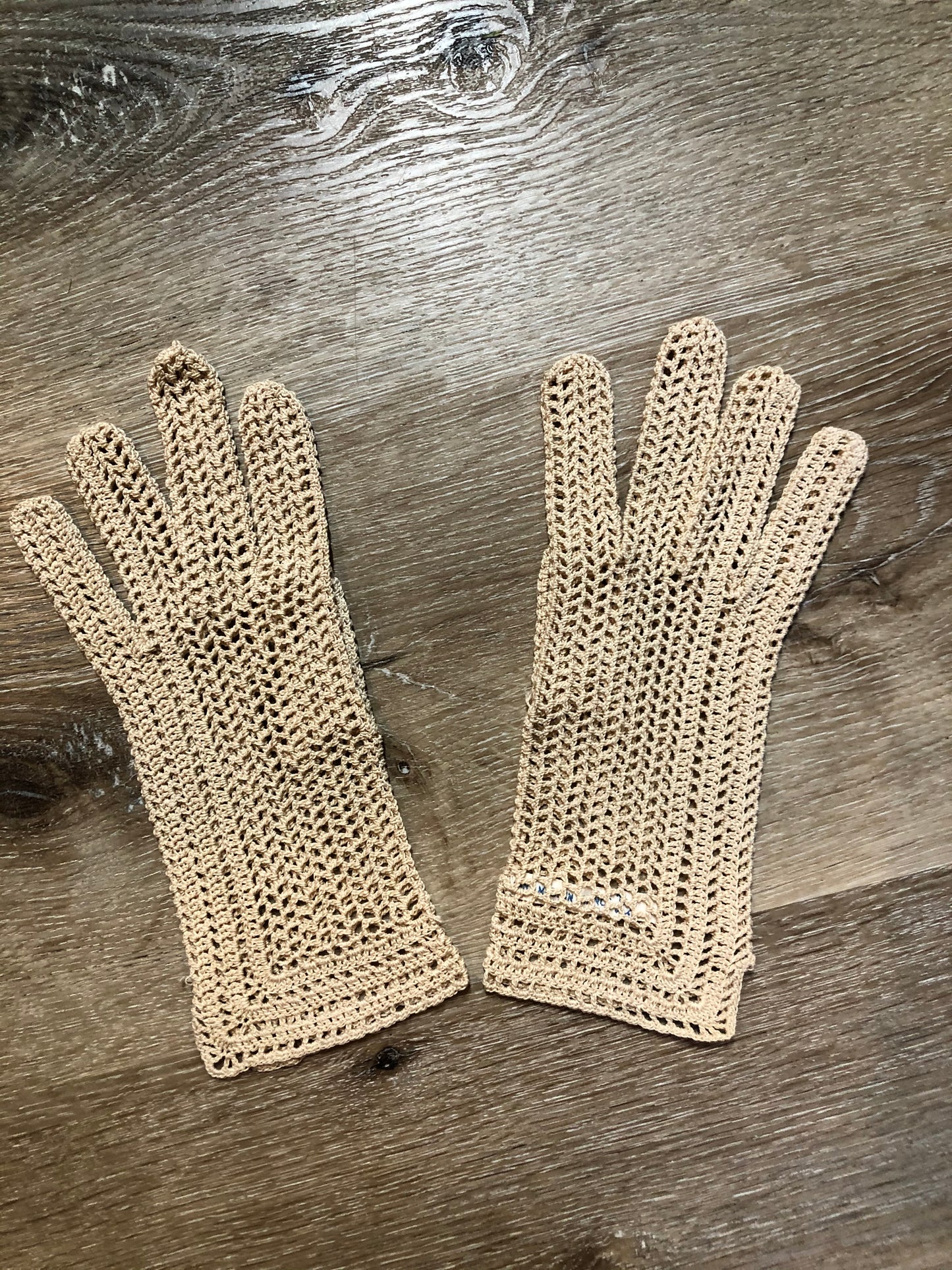 Kingspier Vintage - Vintage beige crochet lightweight gloves, Made in France, Womens size small with some stretch.