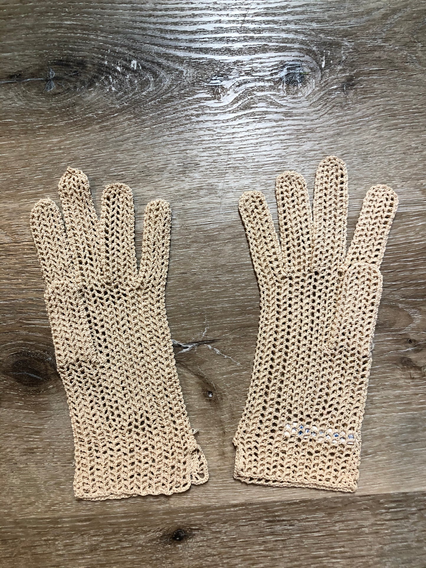 Kingspier Vintage - Vintage beige crochet lightweight gloves, Made in France, Womens size small with some stretch.