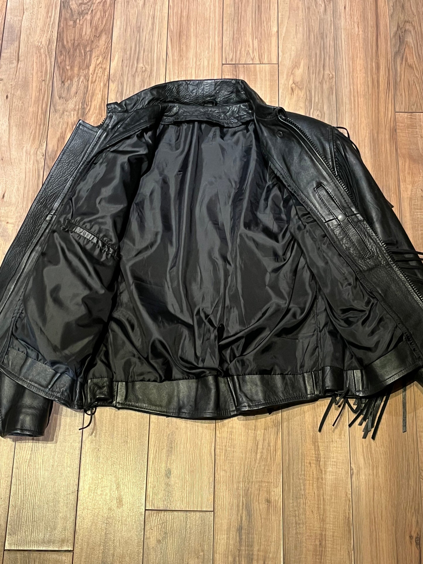 Vintage 80’s Antelope Creek leather jacket with fringe, lace up ties in at the sides, zipper closure and suede rose details.
Made in Pakistan
Size Medium