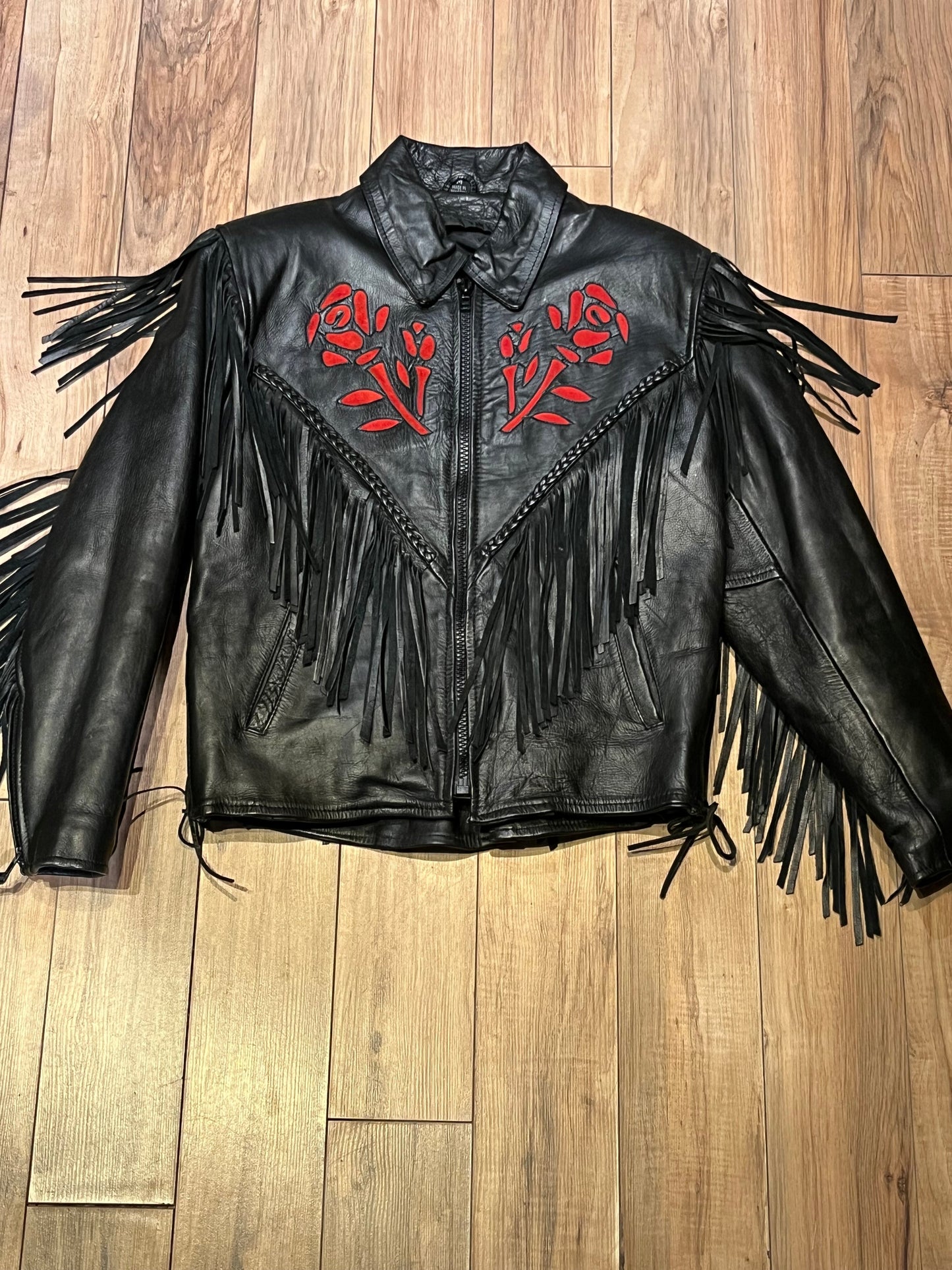 Vintage 80’s Antelope Creek leather jacket with fringe, lace up ties in at the sides, zipper closure and suede rose details.
Made in Pakistan
Size Medium