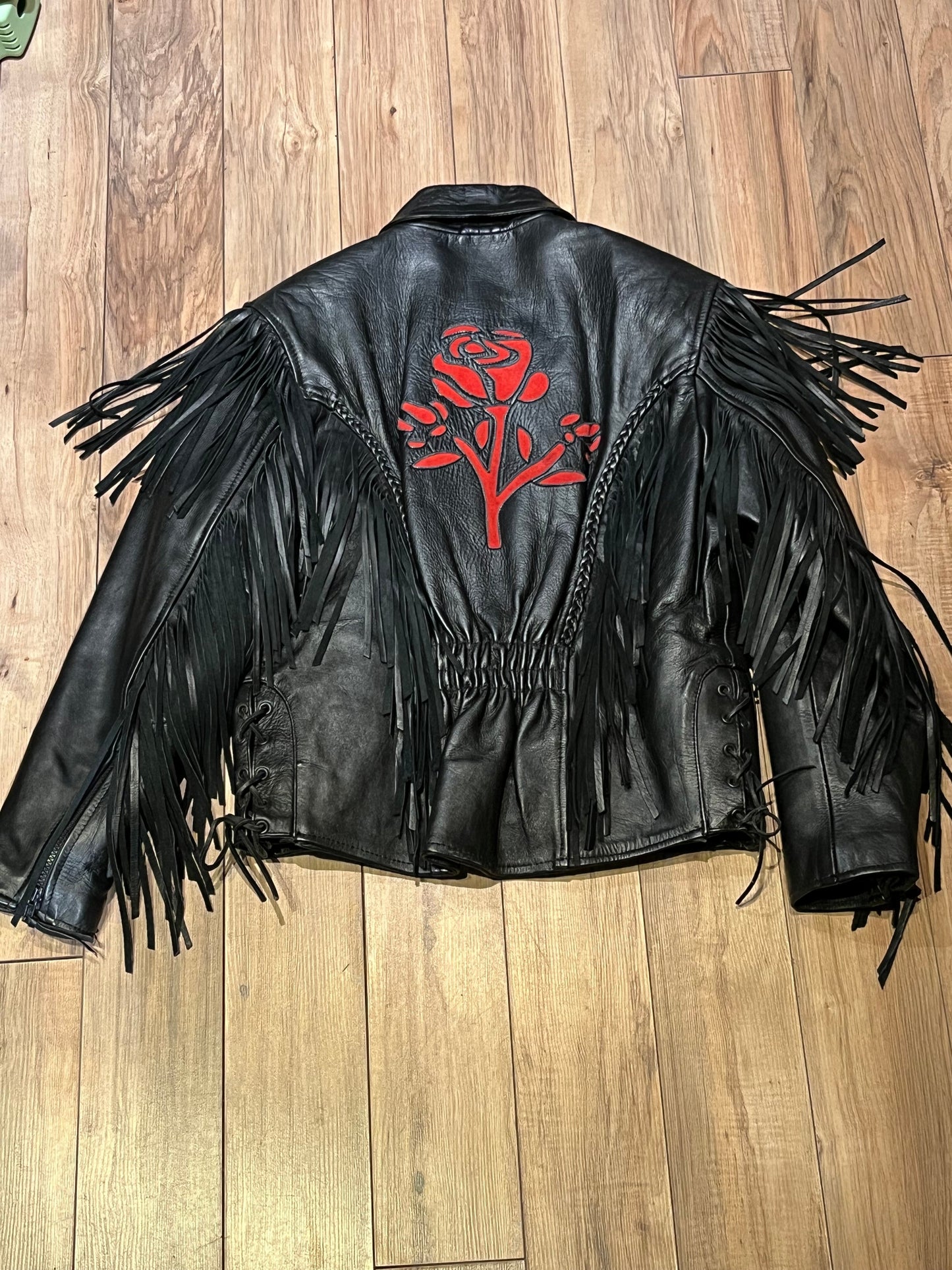 Vintage 80’s Antelope Creek leather jacket with fringe, lace up ties in at the sides, zipper closure and suede rose details.
Made in Pakistan
Size Medium