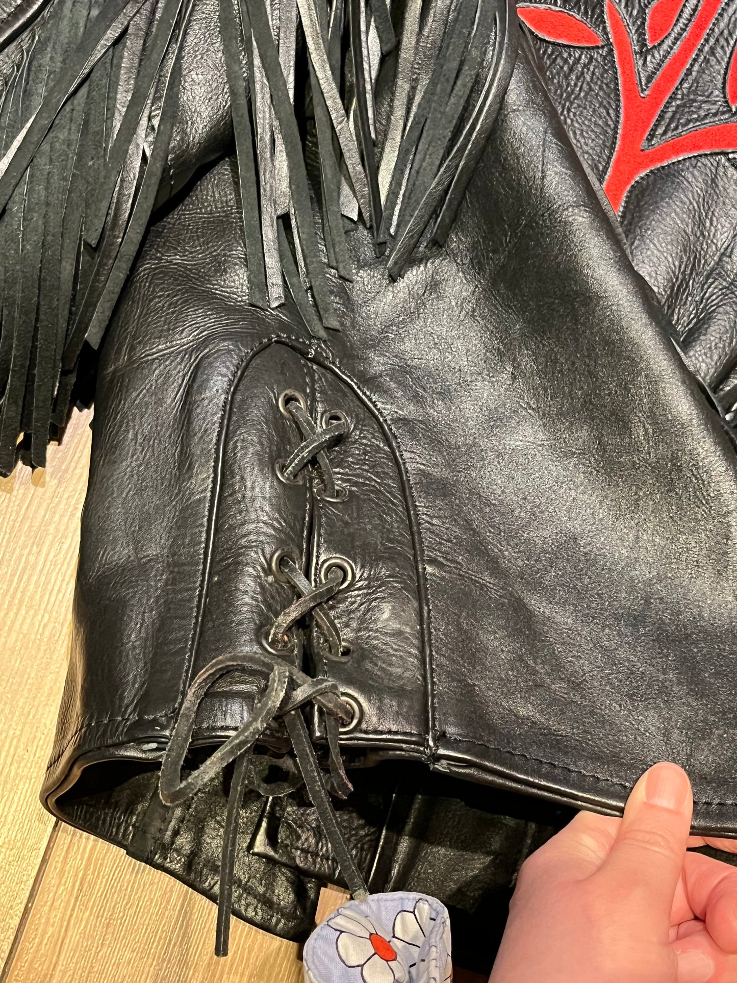 Vintage 80’s Antelope Creek leather jacket with fringe, lace up ties in at the sides, zipper closure and suede rose details.
Made in Pakistan
Size Medium