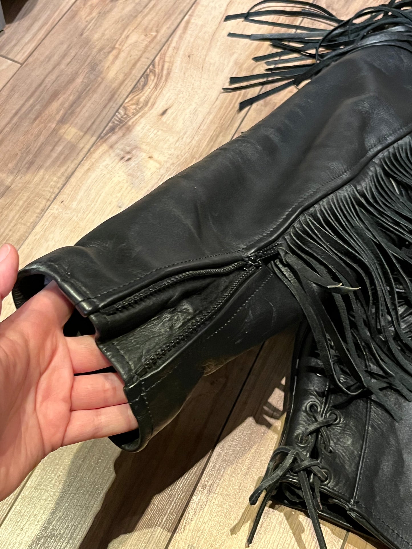 Vintage 80’s Antelope Creek leather jacket with fringe, lace up ties in at the sides, zipper closure and suede rose details.
Made in Pakistan
Size Medium